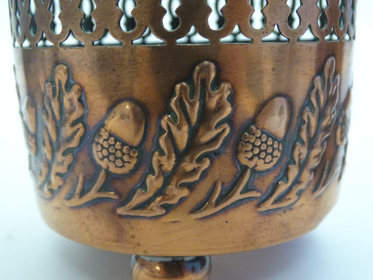 A pair of small copper planters with lobed rims, decorative reticulated banding and embossed acorn - Bild 3 aus 17