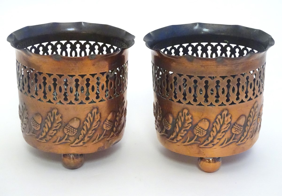 A pair of small copper planters with lobed rims, decorative reticulated banding and embossed acorn - Bild 9 aus 17