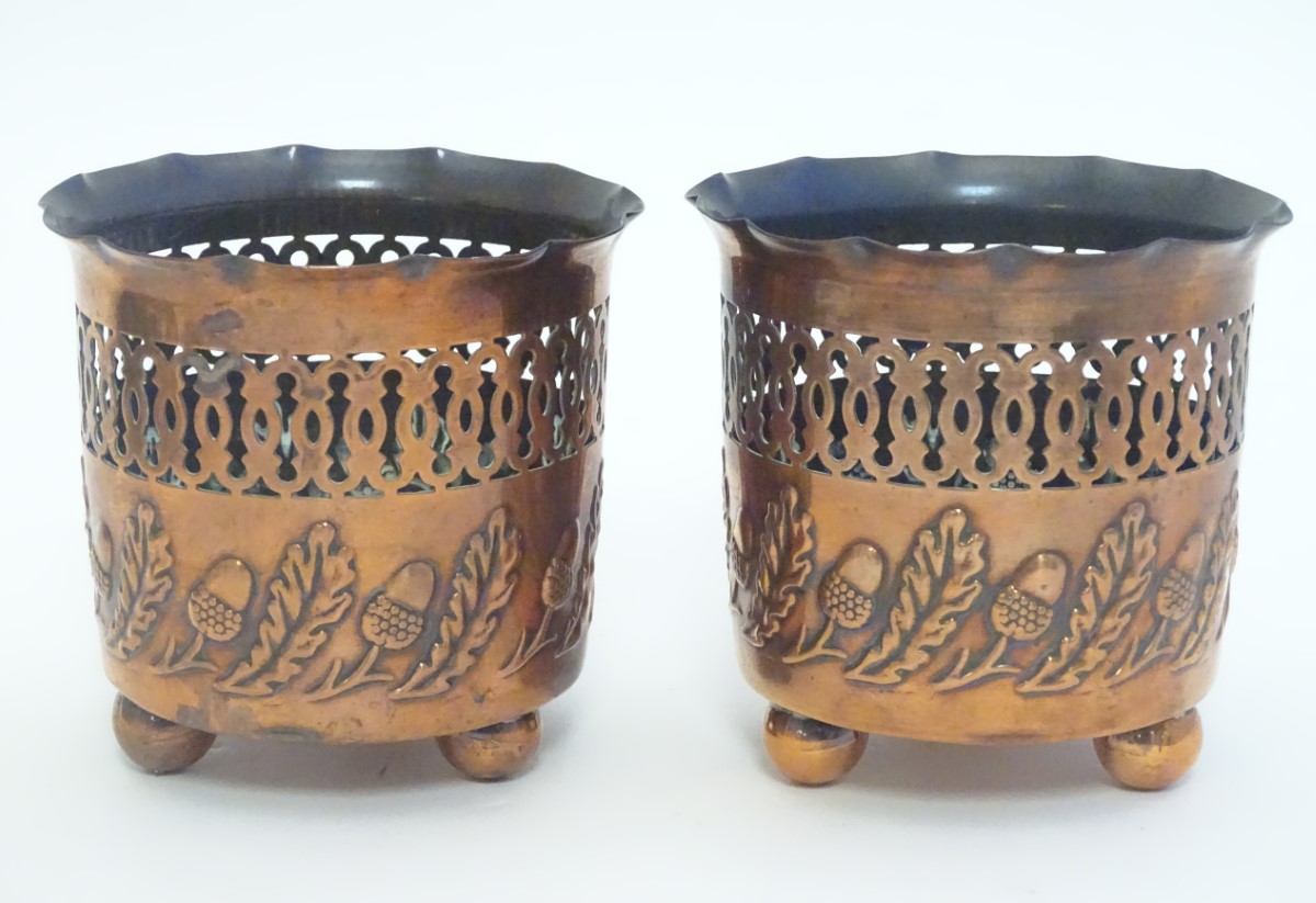 A pair of small copper planters with lobed rims, decorative reticulated banding and embossed acorn - Bild 5 aus 17