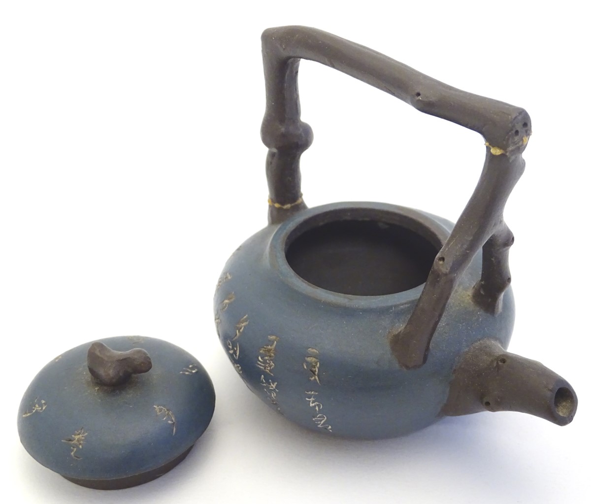 A small Chinese Yixing earthenware / clay teapot and cover with a blue ground, the handle modelled - Image 8 of 13