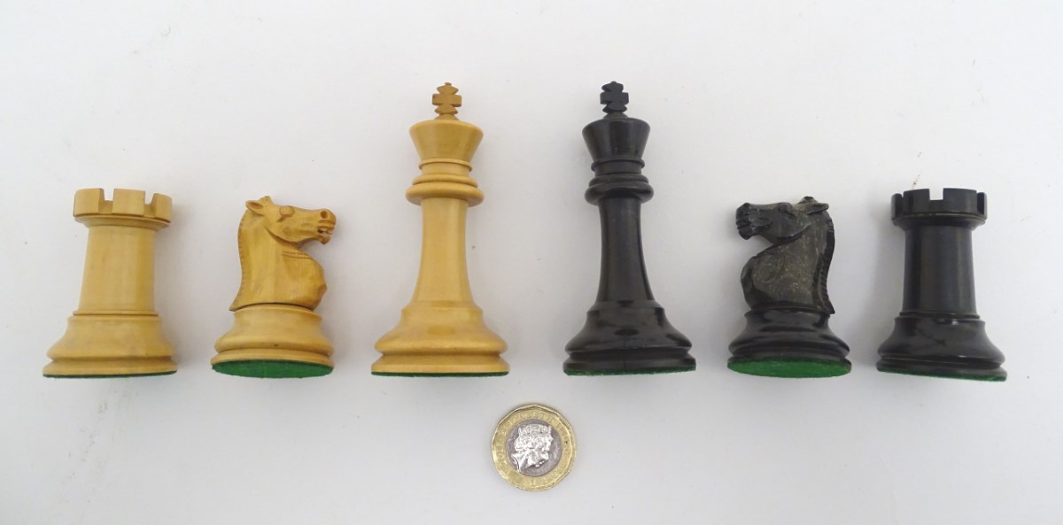 Toy: A set of Staunton chess pieces with weighted bases, two of the rooks and two of the knights - Image 7 of 8