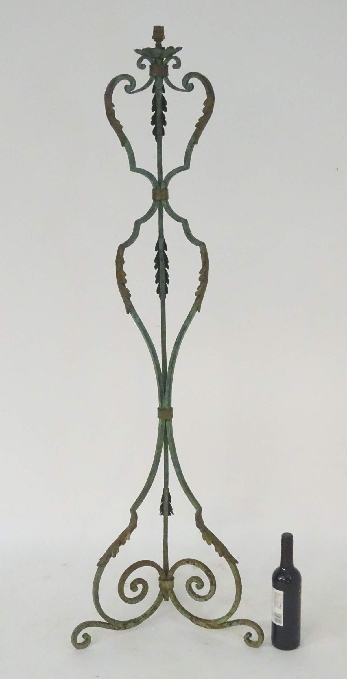 A late 19th / early 20thC wrought iron standard lamp with a verdisgris finish and gilt foliate - Bild 3 aus 6