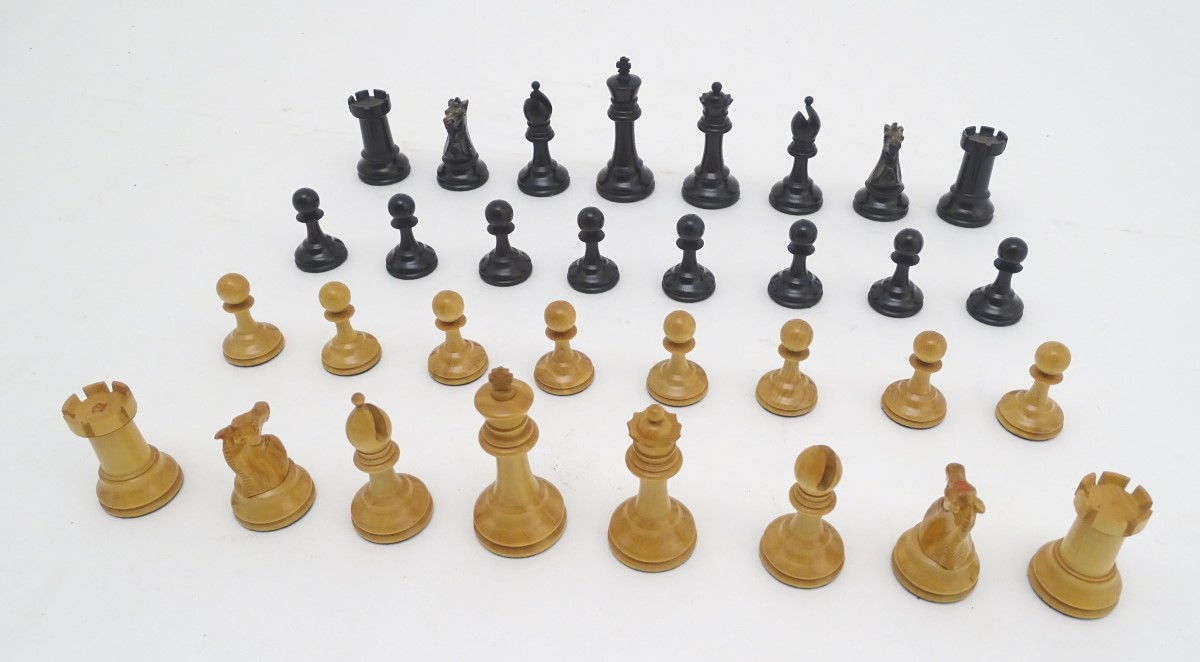 Toy: A set of Staunton chess pieces with weighted bases, two of the rooks and two of the knights - Image 4 of 8