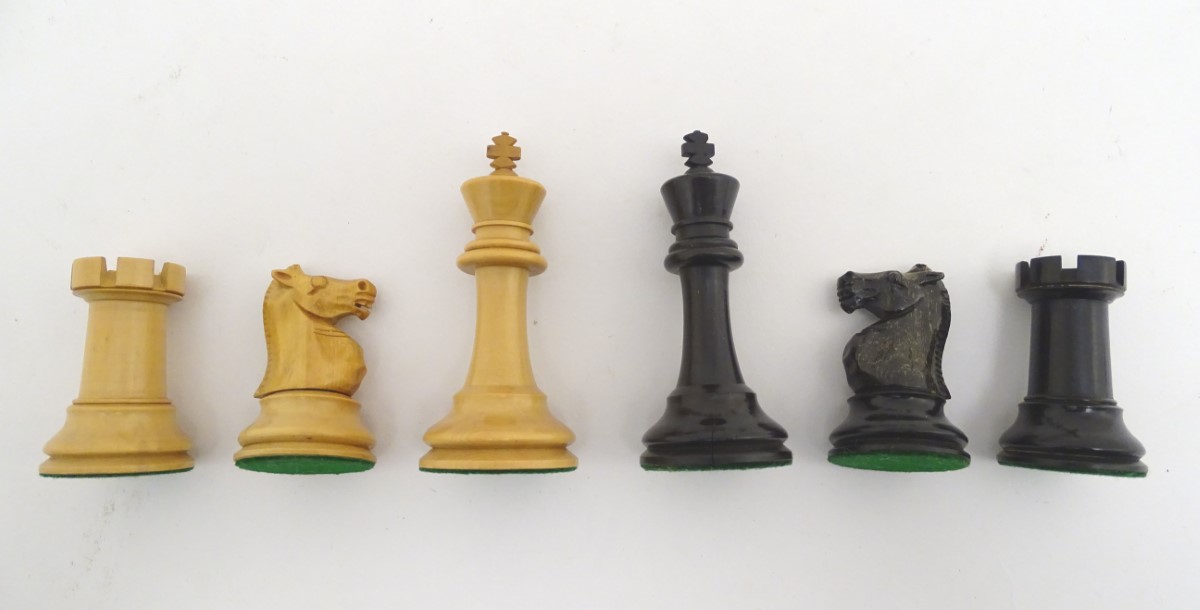 Toy: A set of Staunton chess pieces with weighted bases, two of the rooks and two of the knights - Image 6 of 8
