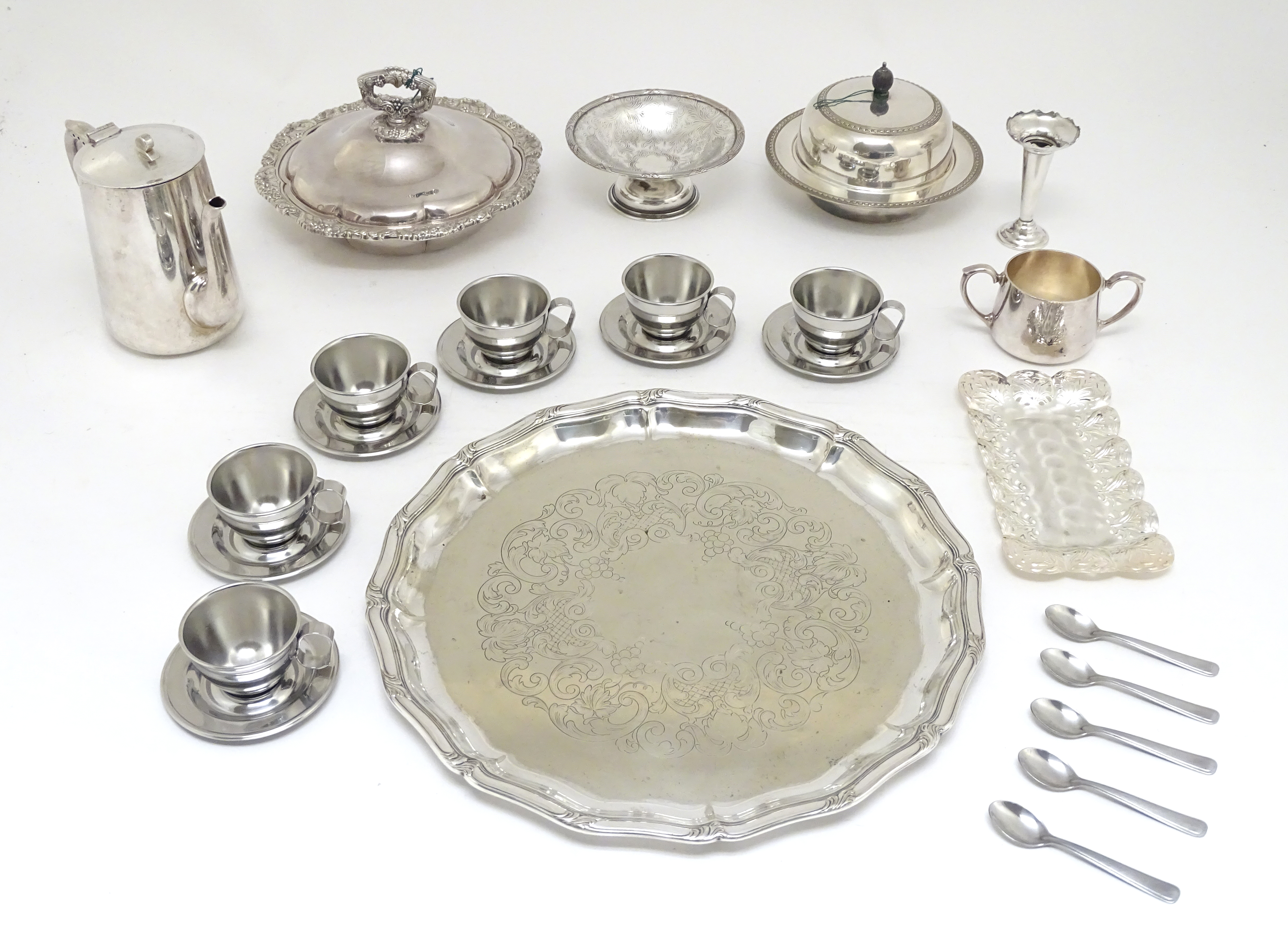 Assorted silver plated wares, to include serving dish, tray, muffin dish, etc. Please Note - we do - Image 4 of 21