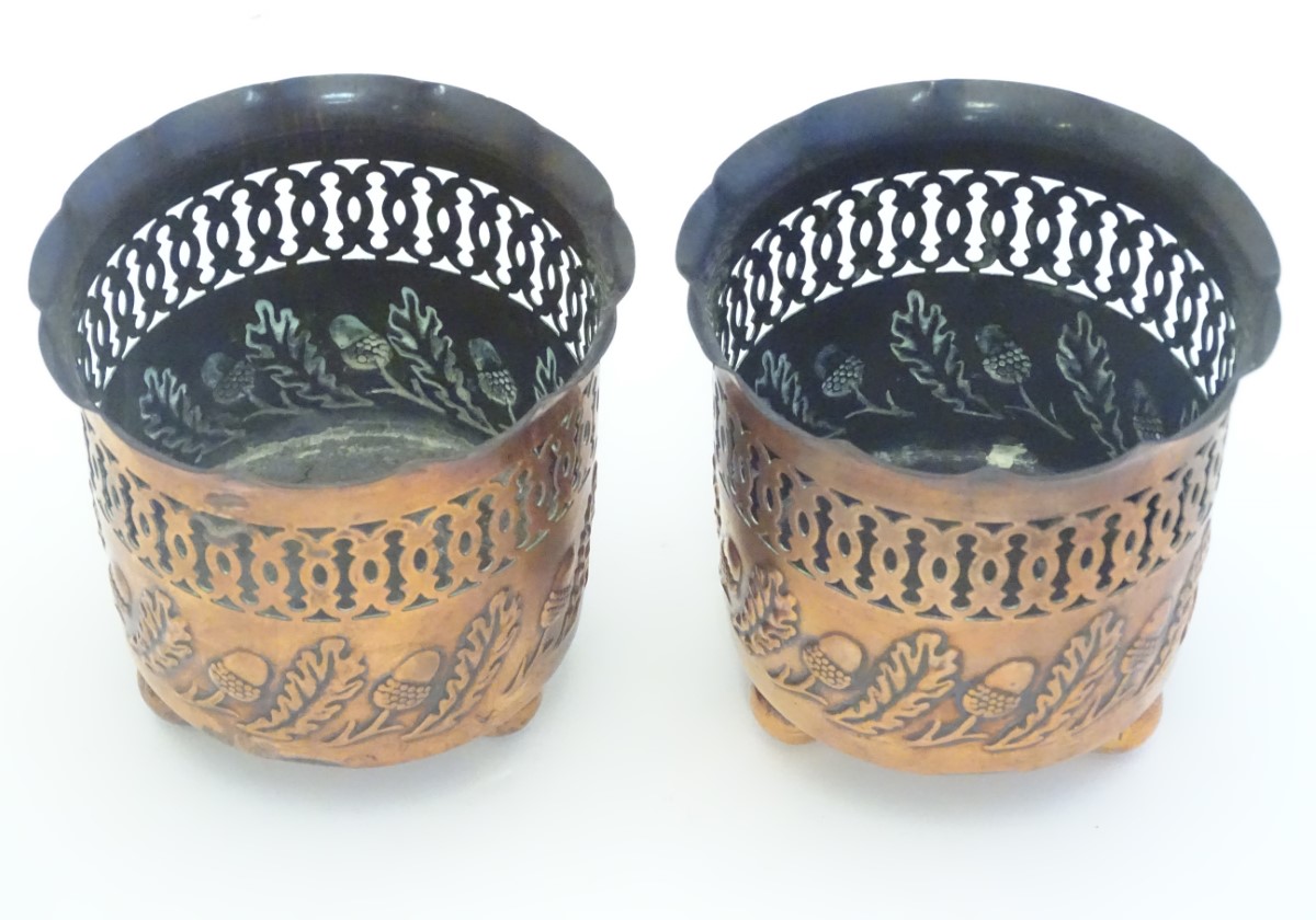 A pair of small copper planters with lobed rims, decorative reticulated banding and embossed acorn - Bild 7 aus 17