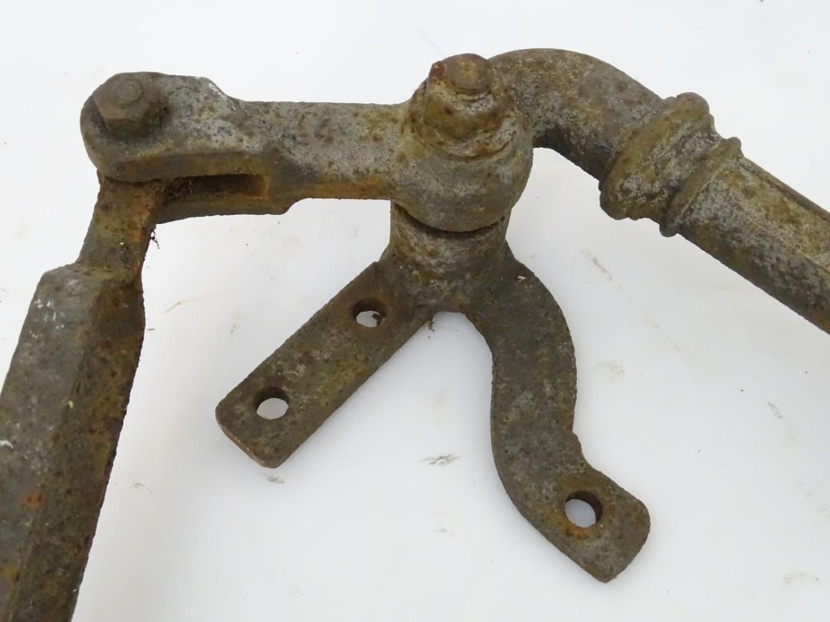 Garden & Architectural: a Victorian cast iron water pump handle assembly, the neck with fuchsia - Bild 2 aus 5