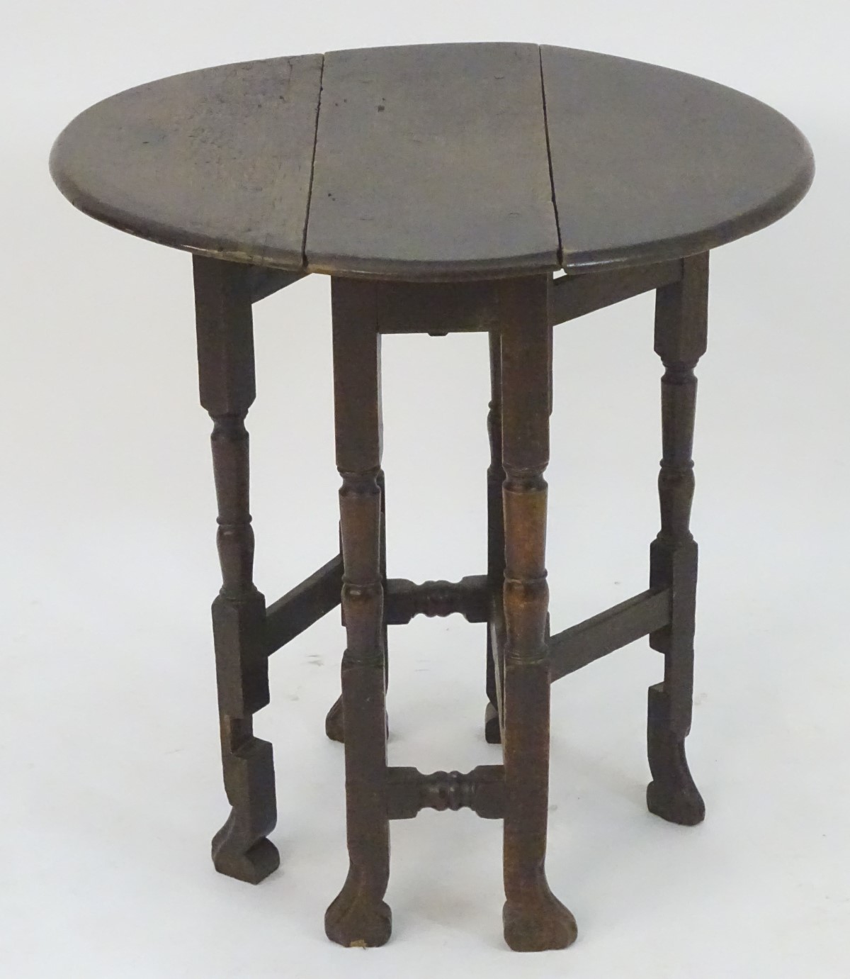 A small 18thC oak gate leg table of peg jointed construction with drop flaps opening to form an oval - Bild 8 aus 9