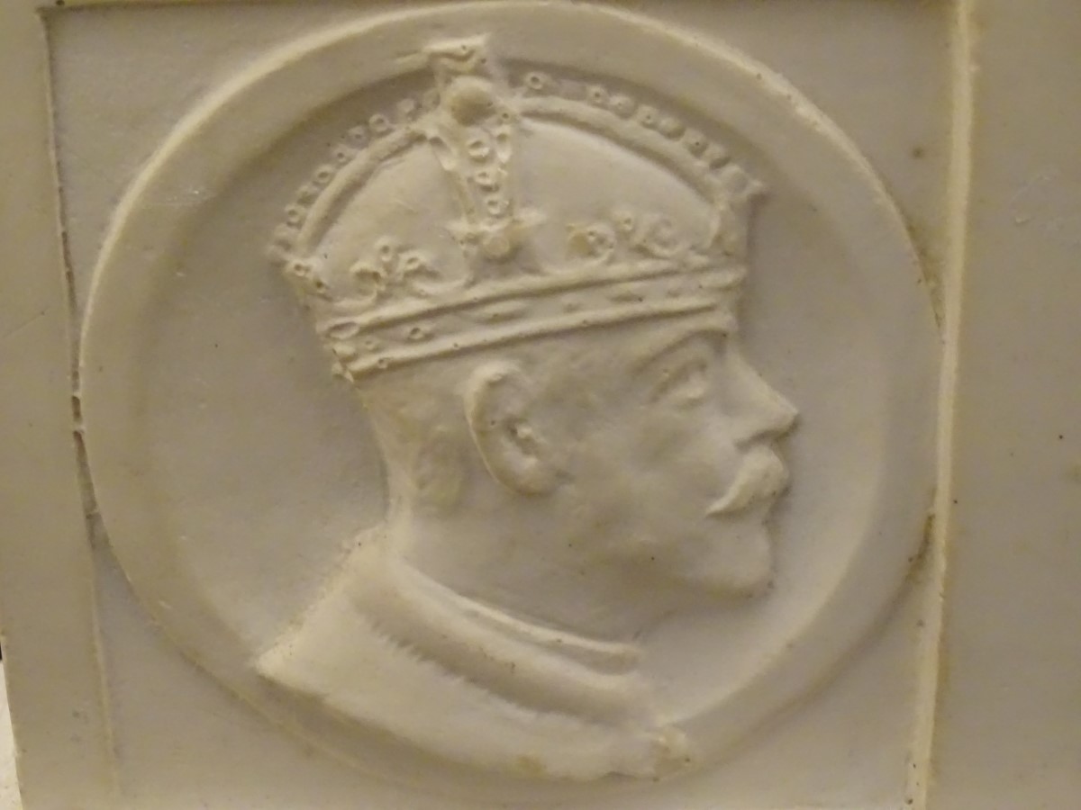 Commemorative Geo V clock : a plaster clock and garnitures of King George V and Queen Mary , the - Image 13 of 17