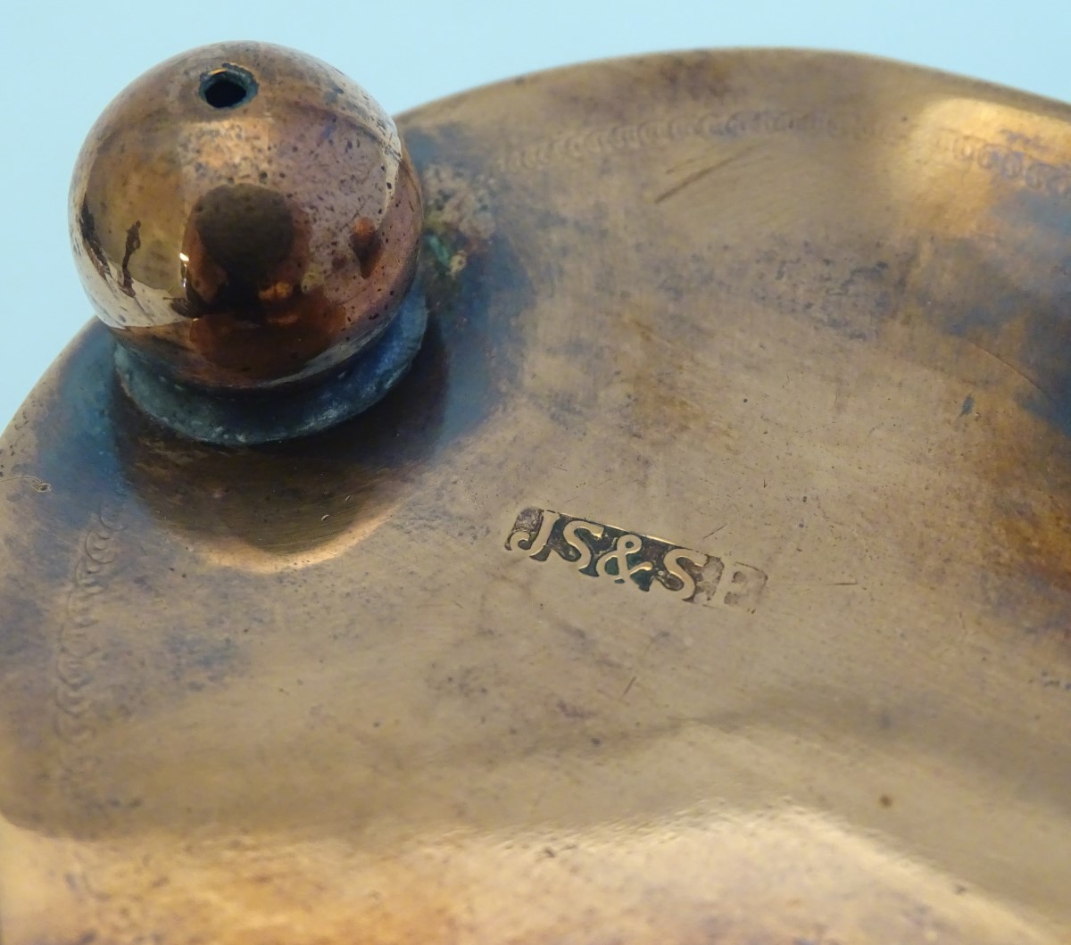 A pair of small copper planters with lobed rims, decorative reticulated banding and embossed acorn - Bild 15 aus 17