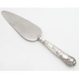 A silver handled pie server. 10" long Please Note - we do not make reference to the condition of