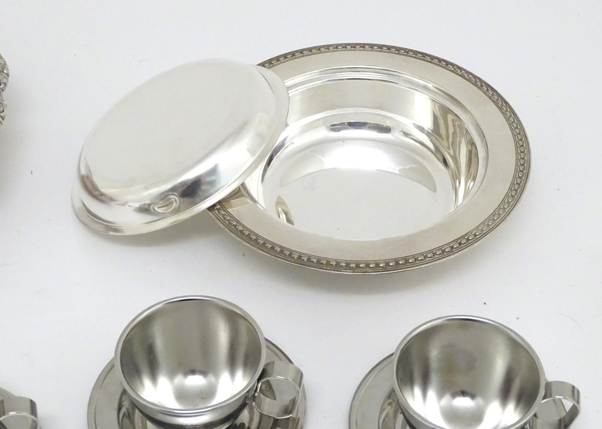 Assorted silver plated wares, to include serving dish, tray, muffin dish, etc. Please Note - we do - Image 3 of 21