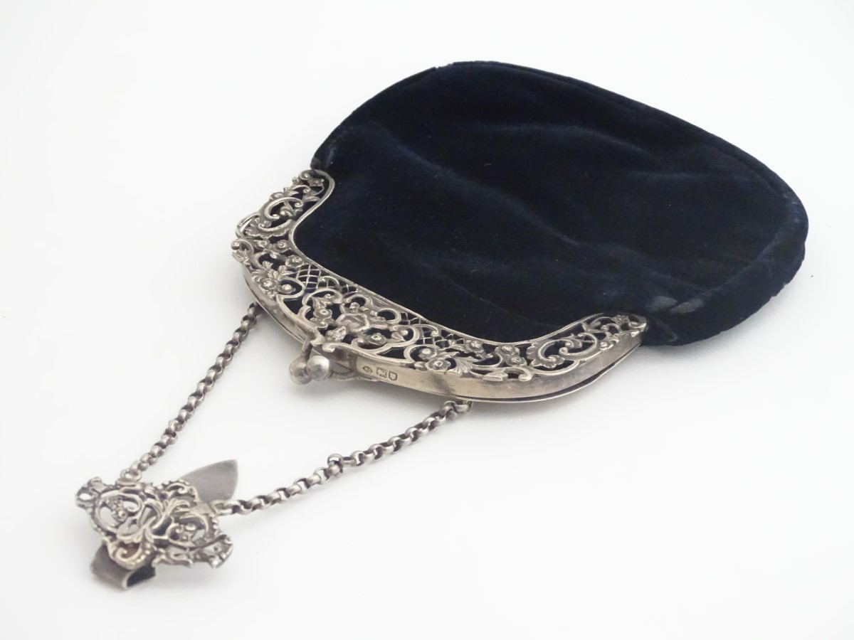 A ladies purse / bag with silver mounts and chatelaine hanger, hallmarked London 1905, maker William - Image 7 of 19