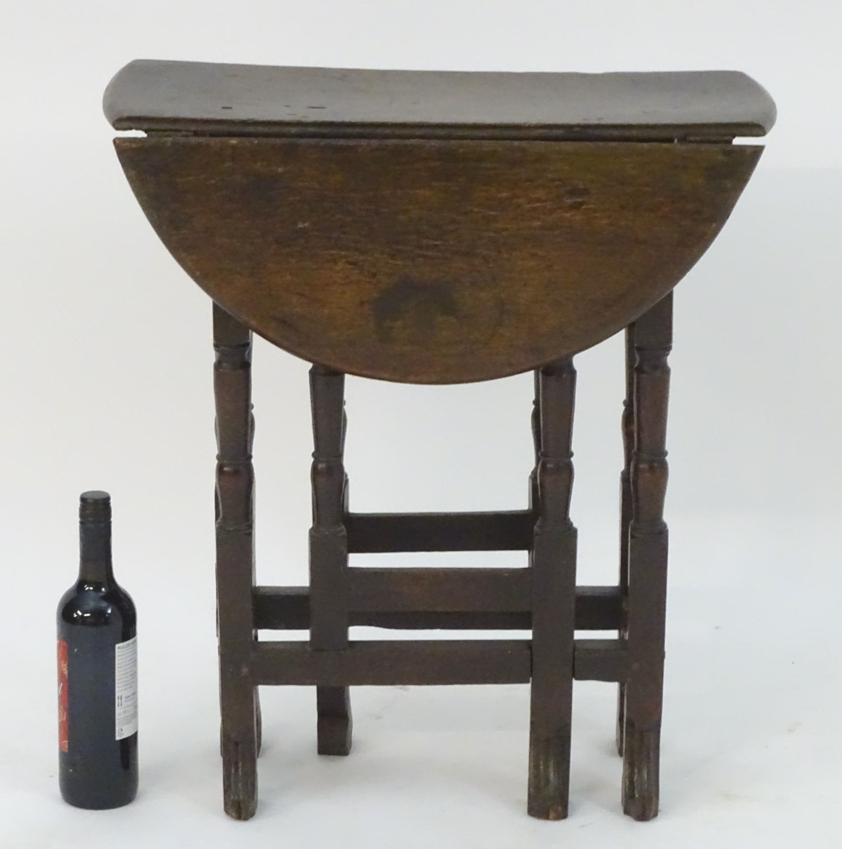 A small 18thC oak gate leg table of peg jointed construction with drop flaps opening to form an oval - Bild 4 aus 9