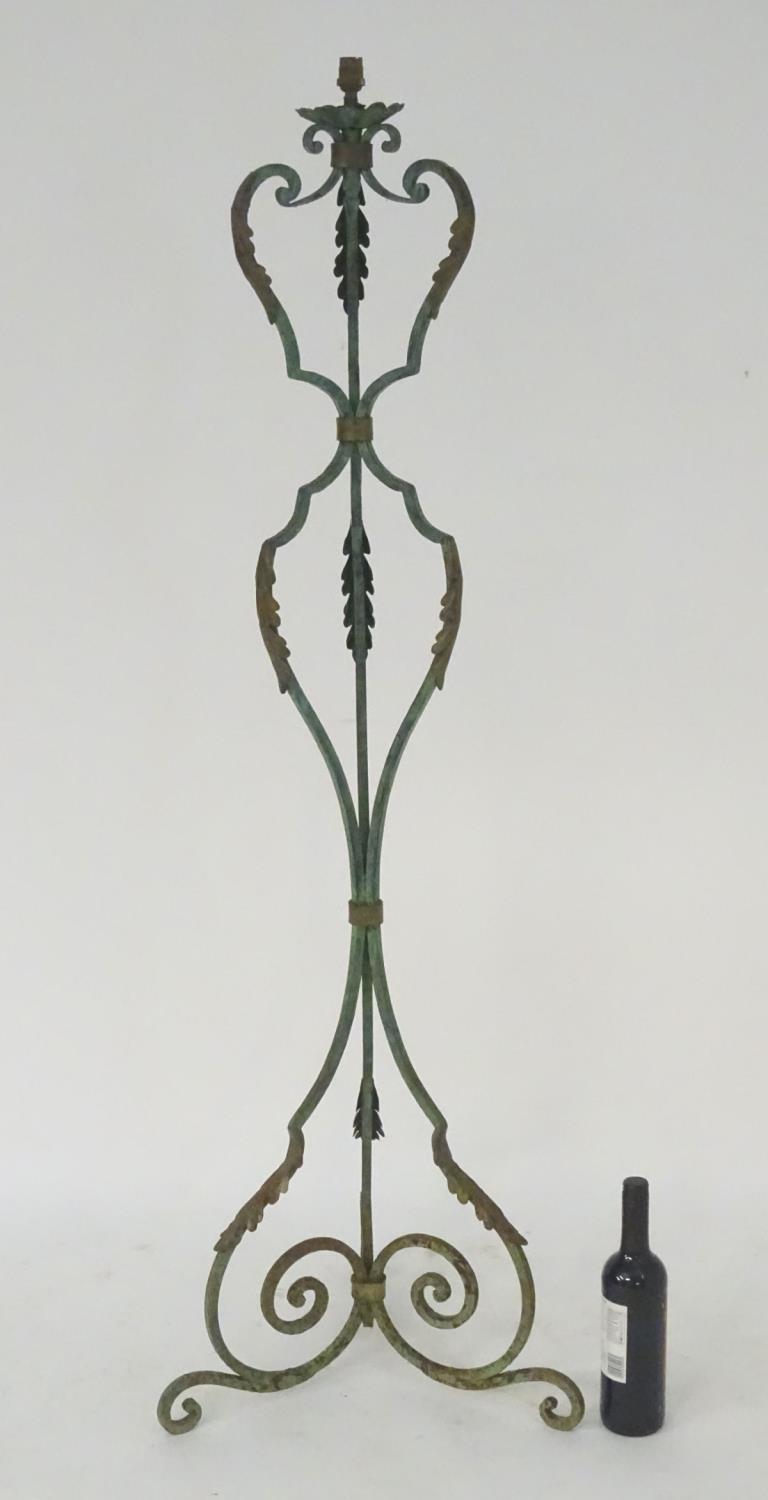 A late 19th / early 20thC wrought iron standard lamp with a verdisgris finish and gilt foliate - Bild 2 aus 6