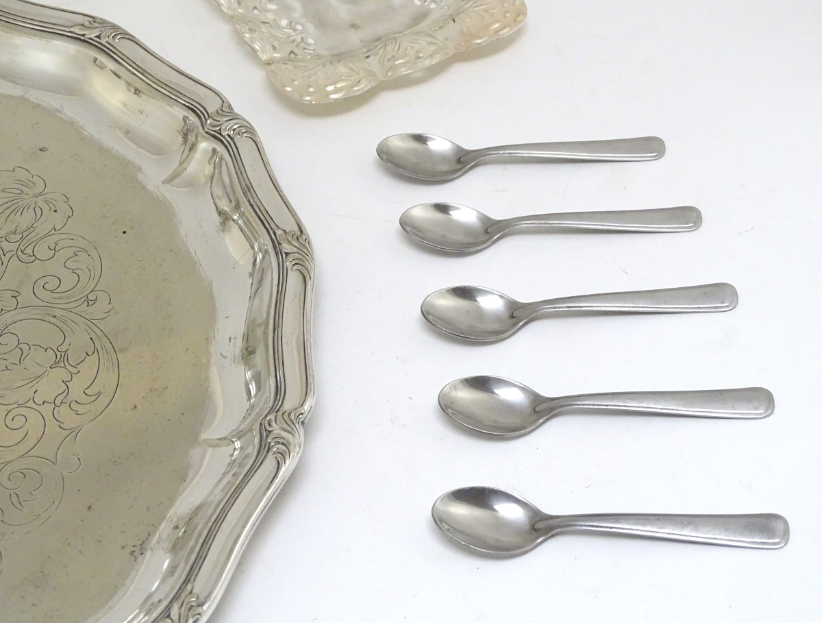 Assorted silver plated wares, to include serving dish, tray, muffin dish, etc. Please Note - we do - Image 9 of 21