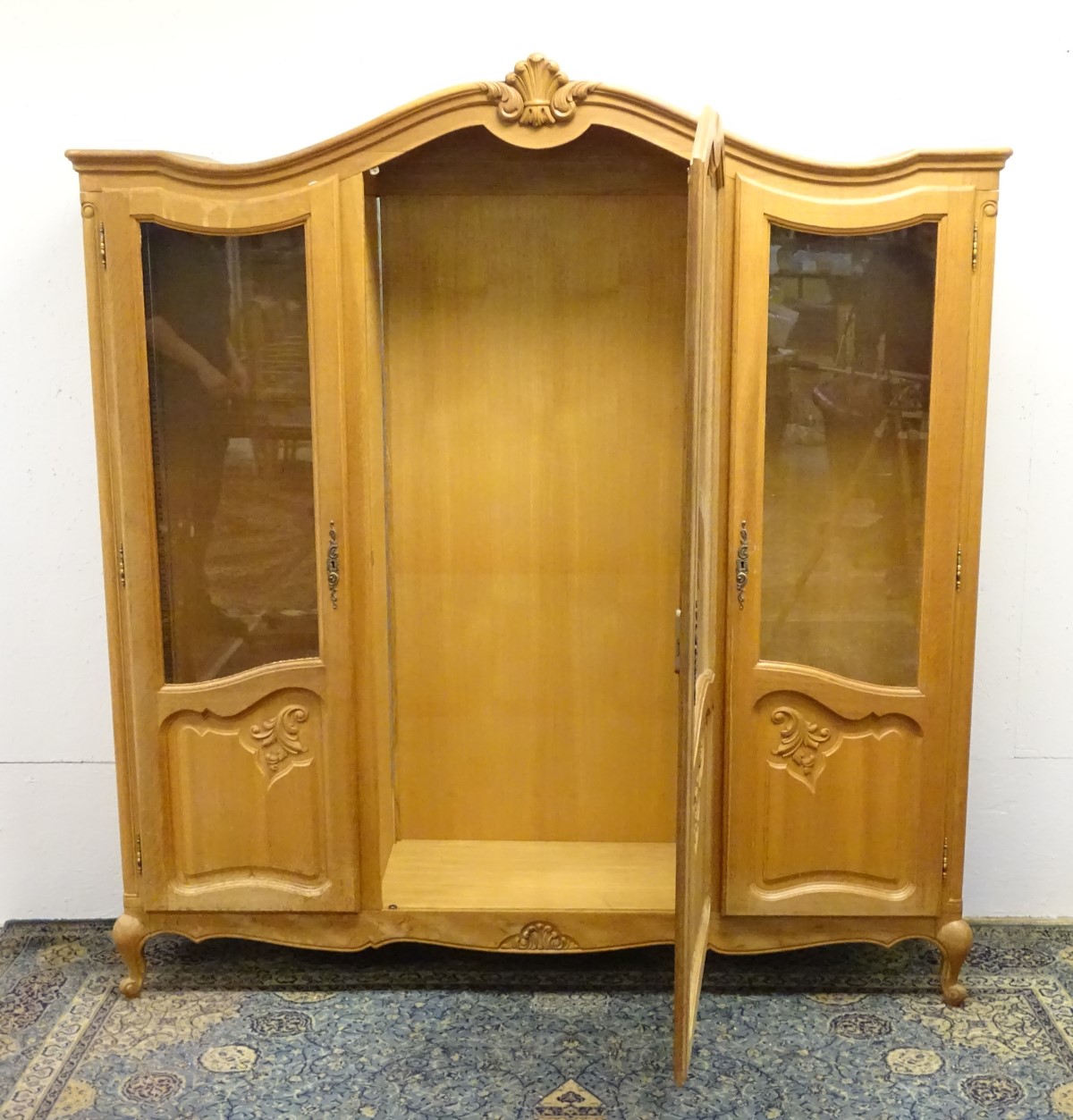 An early 20thC oak vitrine / armoire with a shell carved top and three glazed doors with carved - Image 6 of 8
