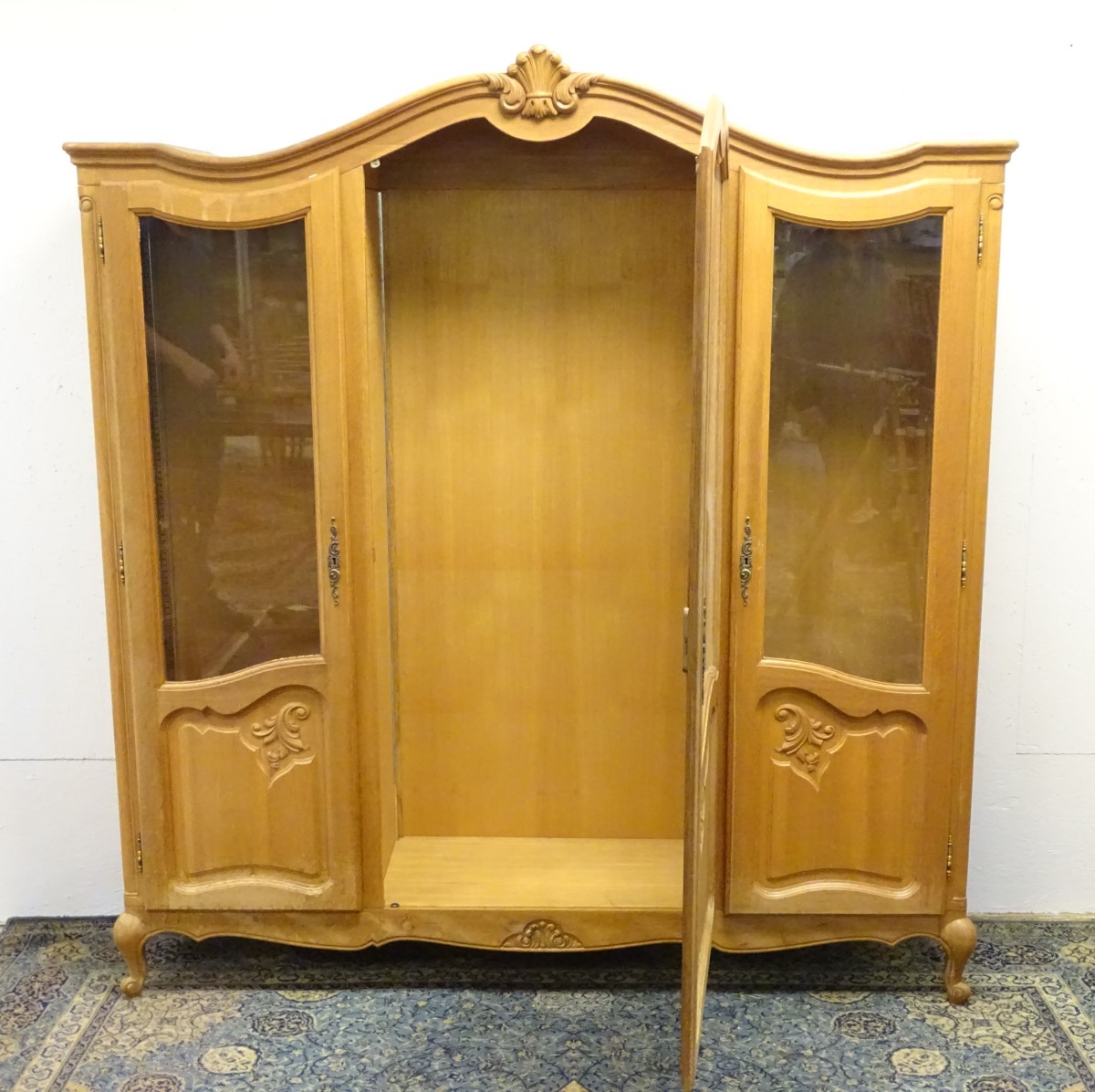 An early 20thC oak vitrine / armoire with a shell carved top and three glazed doors with carved - Image 5 of 8