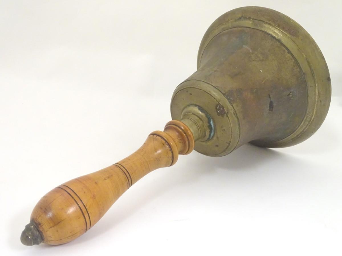 A 19th / 20thC large hand bell with a turned wooden handle and incised banded decoration. Approx. 14 - Bild 2 aus 8