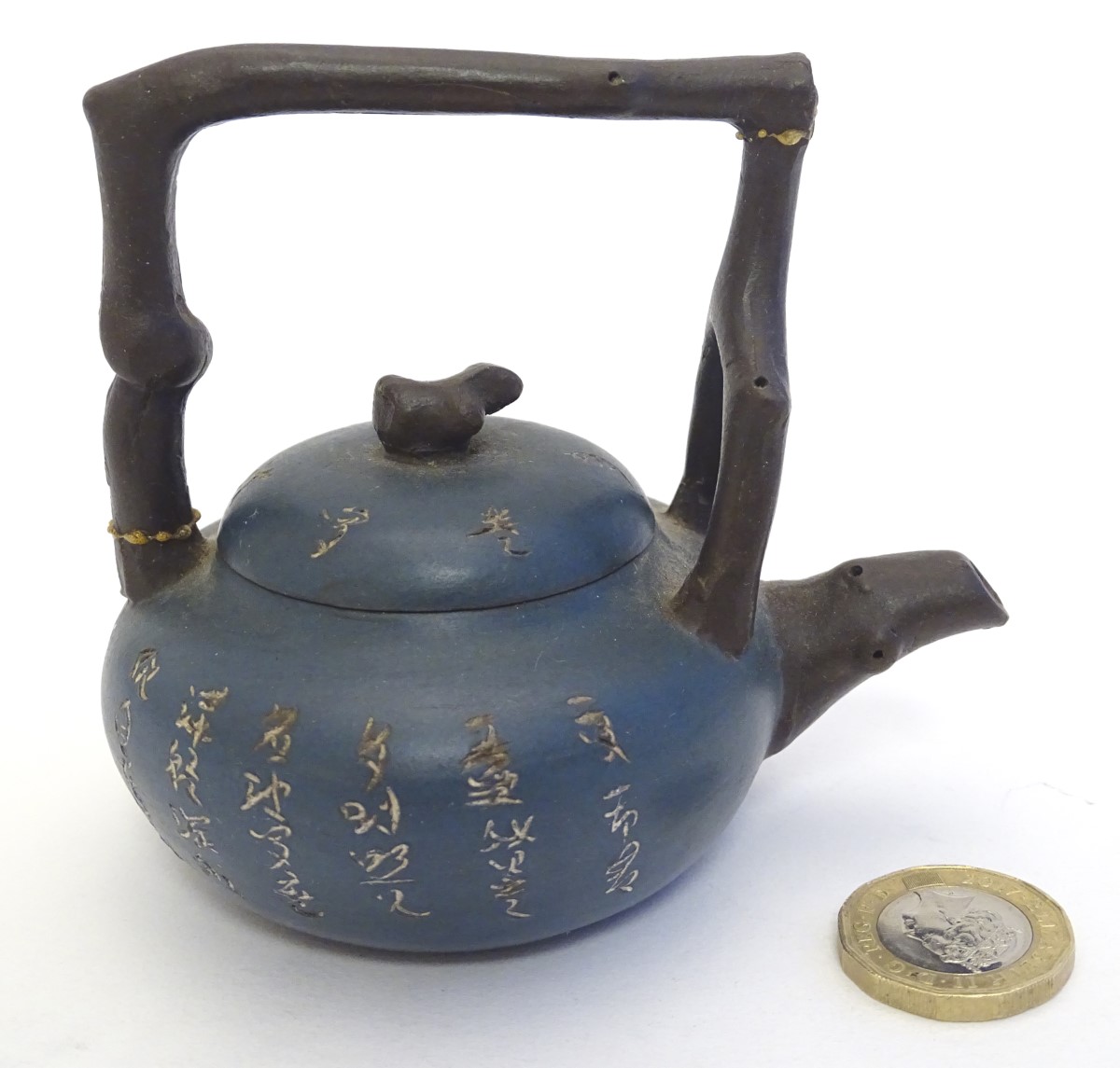 A small Chinese Yixing earthenware / clay teapot and cover with a blue ground, the handle modelled - Image 7 of 13