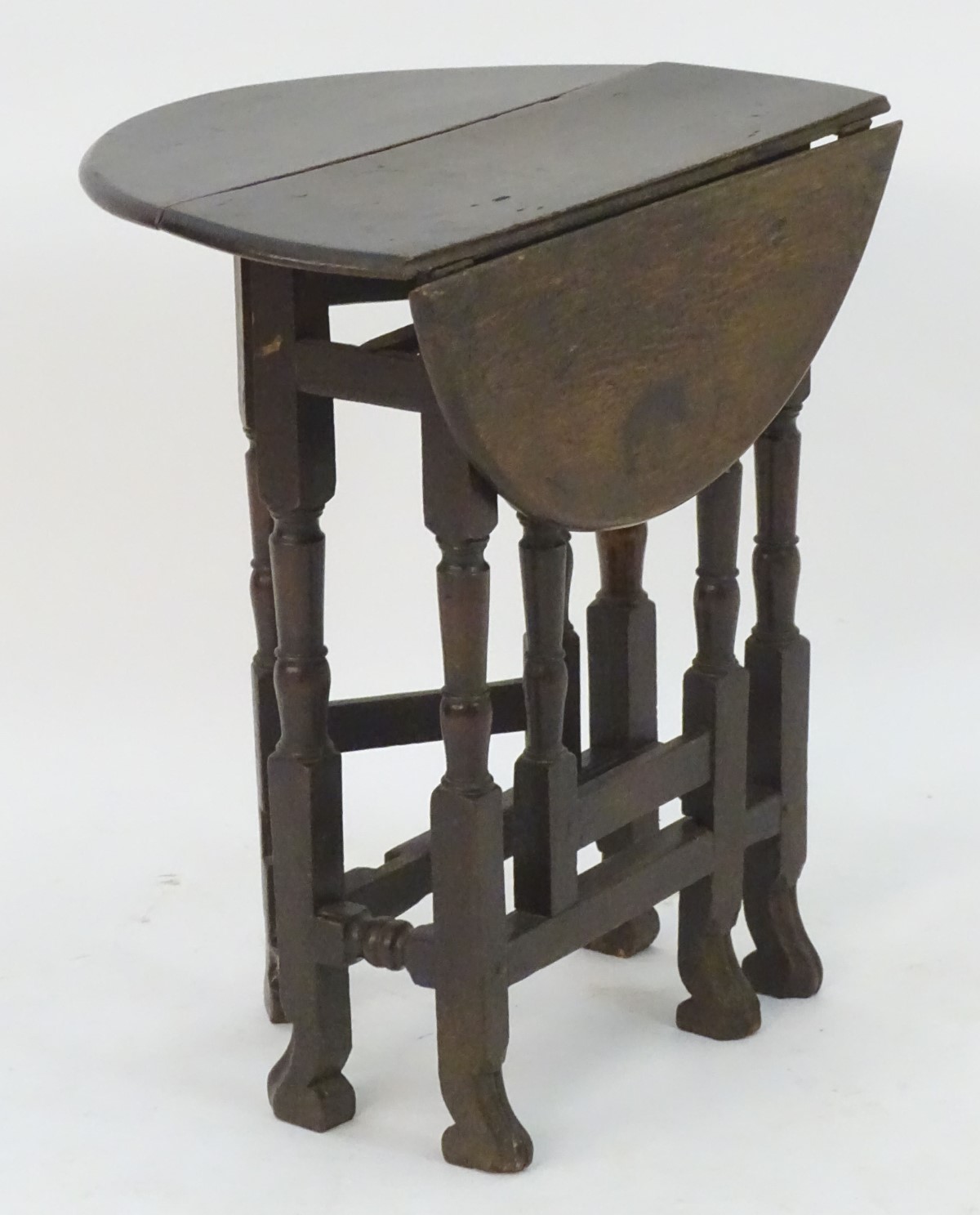 A small 18thC oak gate leg table of peg jointed construction with drop flaps opening to form an oval - Bild 9 aus 9