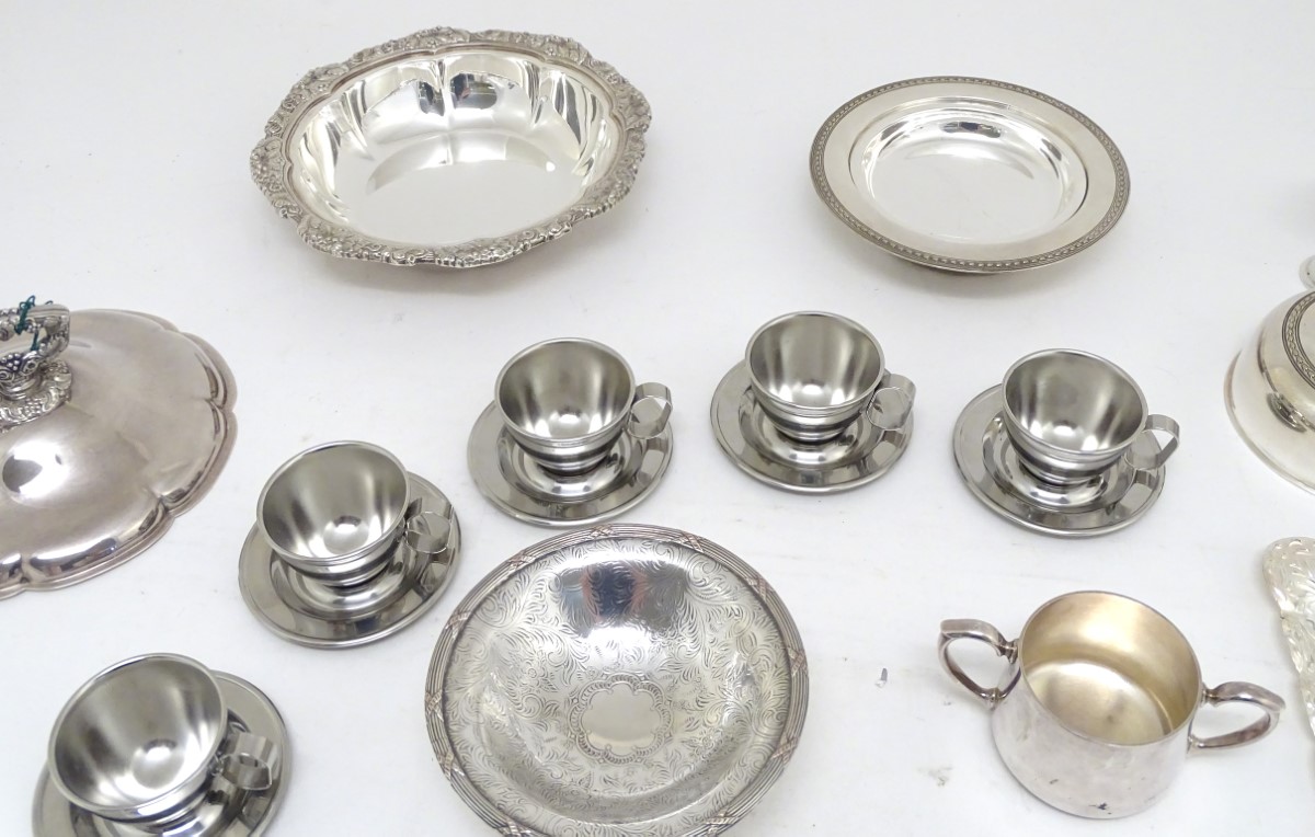 Assorted silver plated wares, to include serving dish, tray, muffin dish, etc. Please Note - we do - Image 21 of 21
