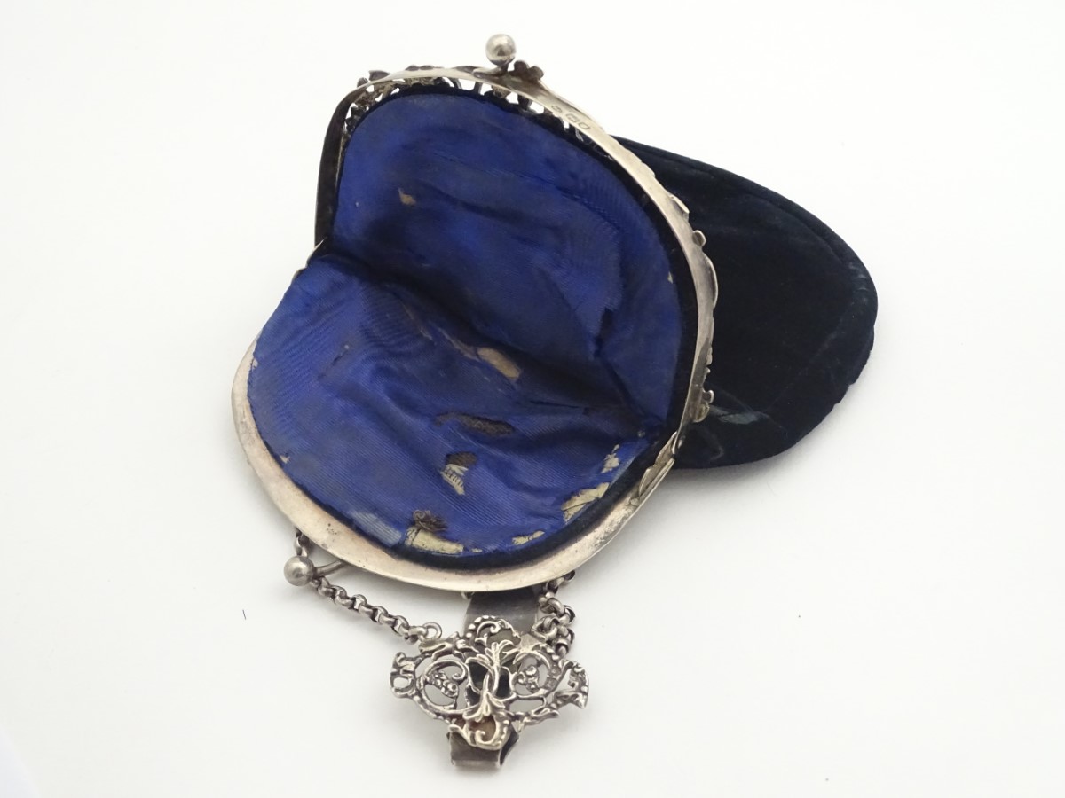 A ladies purse / bag with silver mounts and chatelaine hanger, hallmarked London 1905, maker William - Image 19 of 19