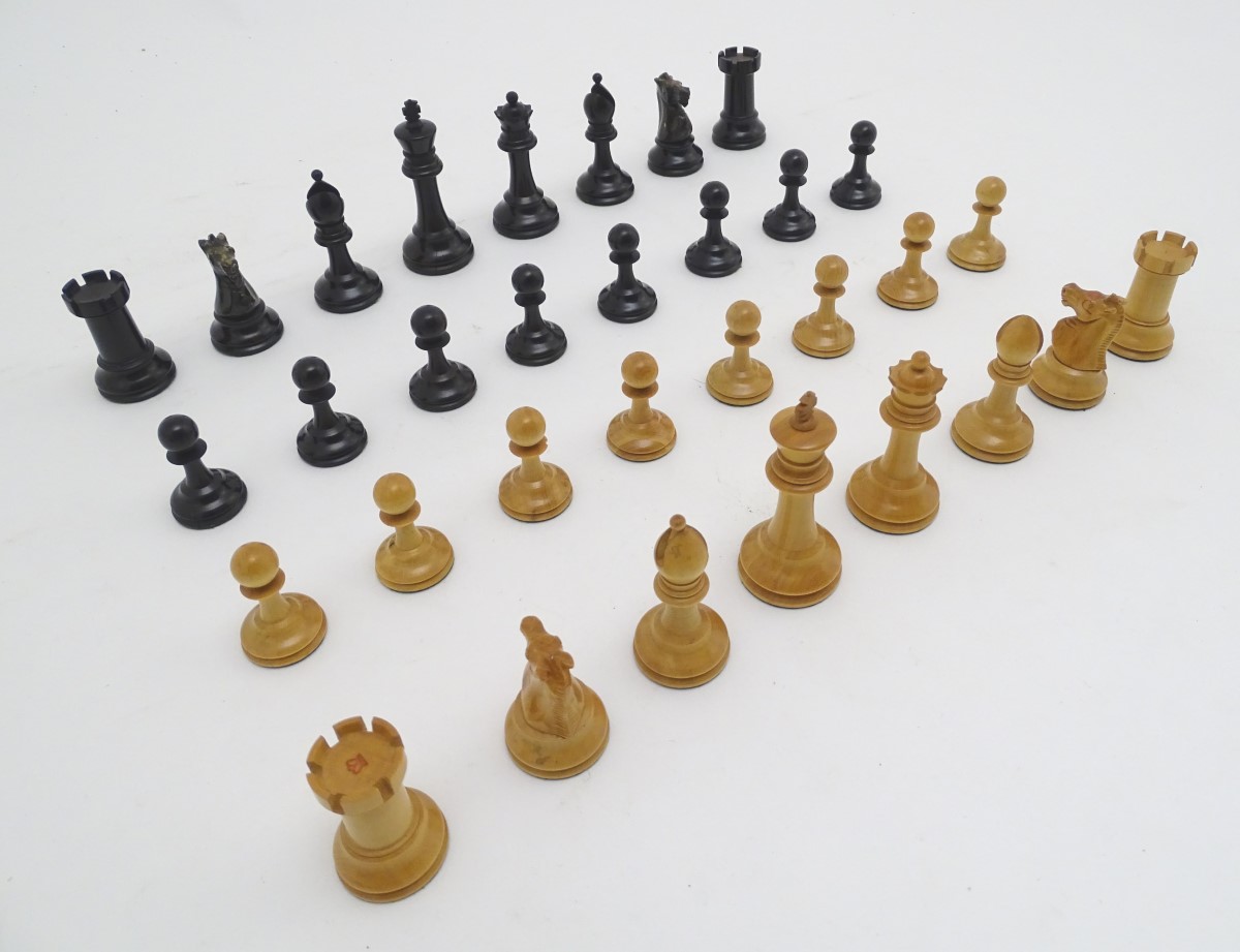 Toy: A set of Staunton chess pieces with weighted bases, two of the rooks and two of the knights - Image 5 of 8