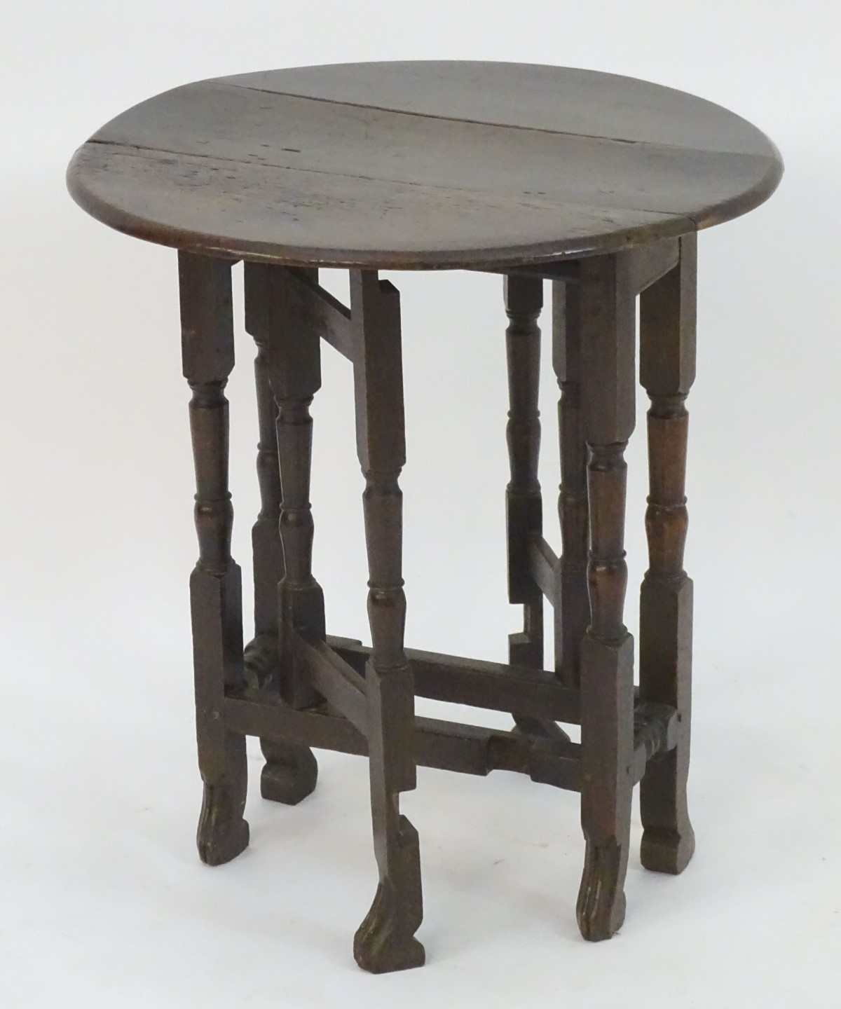 A small 18thC oak gate leg table of peg jointed construction with drop flaps opening to form an oval - Bild 5 aus 9