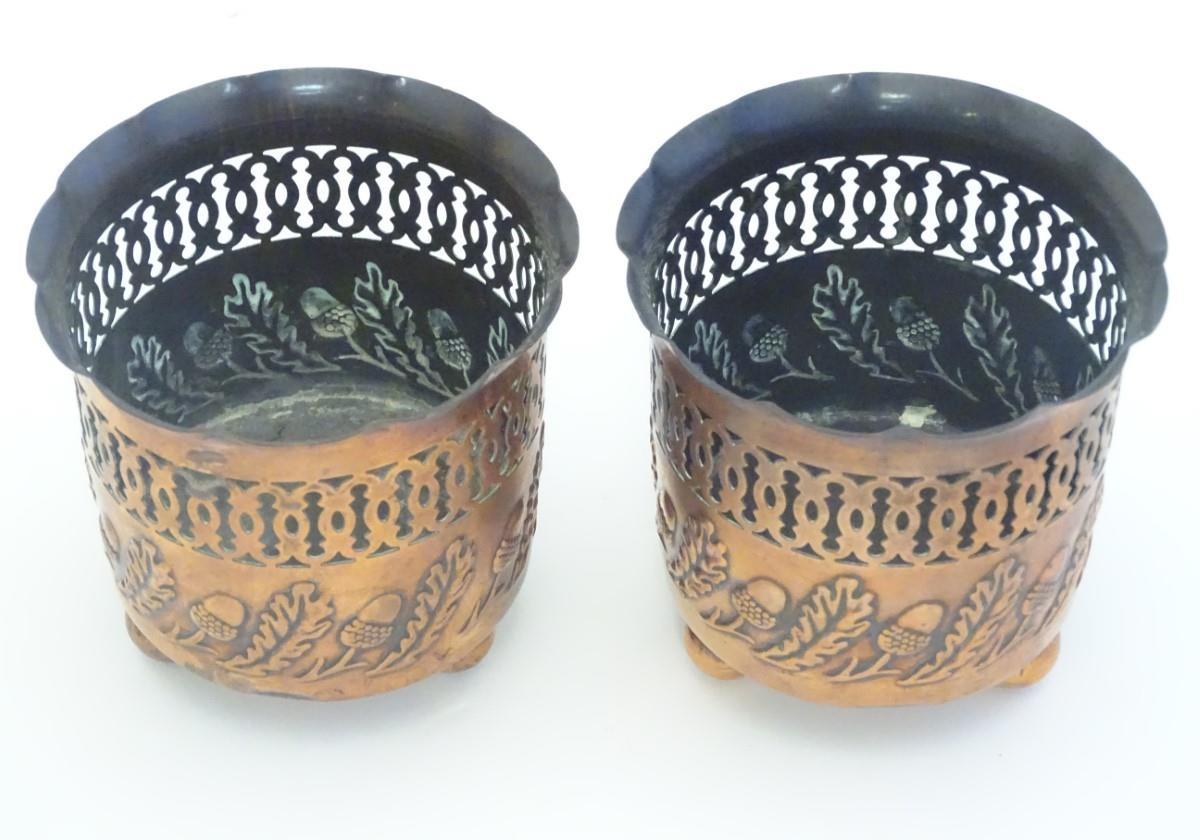 A pair of small copper planters with lobed rims, decorative reticulated banding and embossed acorn - Bild 6 aus 17