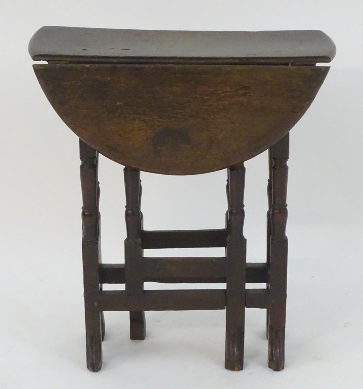 A small 18thC oak gate leg table of peg jointed construction with drop flaps opening to form an oval - Bild 2 aus 9