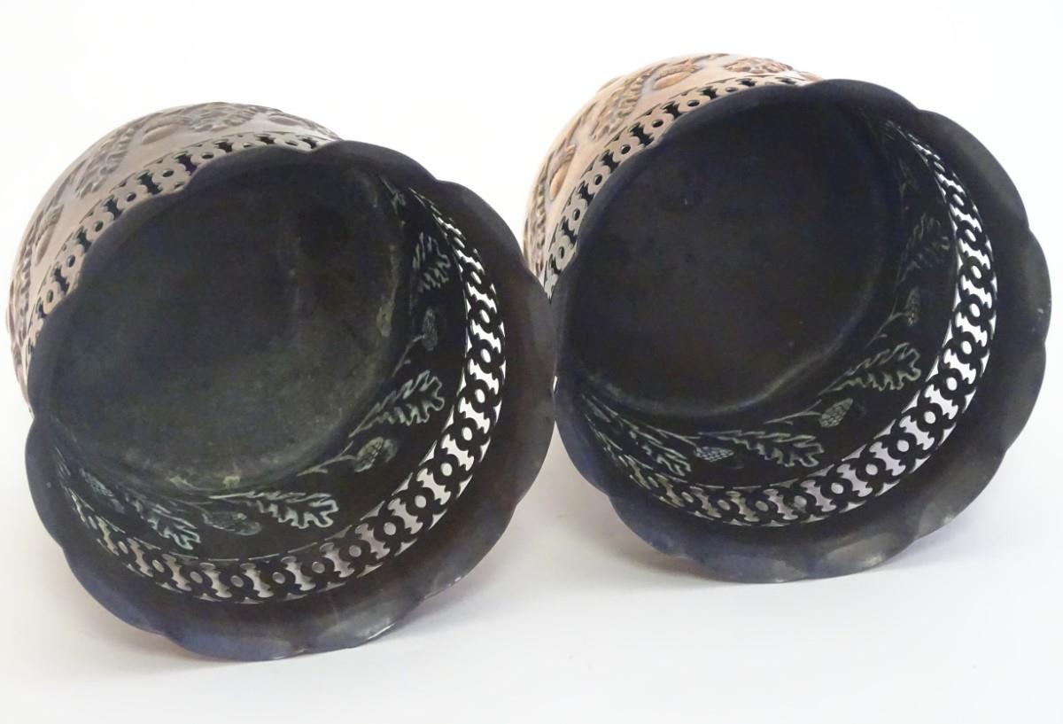 A pair of small copper planters with lobed rims, decorative reticulated banding and embossed acorn - Bild 10 aus 17