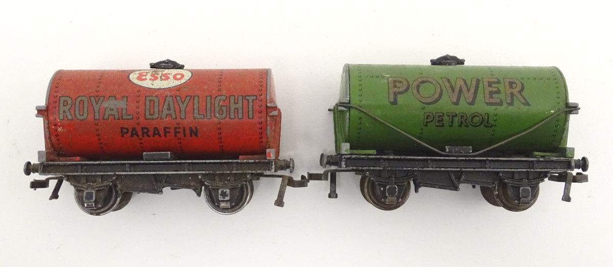 Toys: A quantity of Meccano Ltd. Hornby Dublo train carriages, coaches and accessories, to include - Image 6 of 17