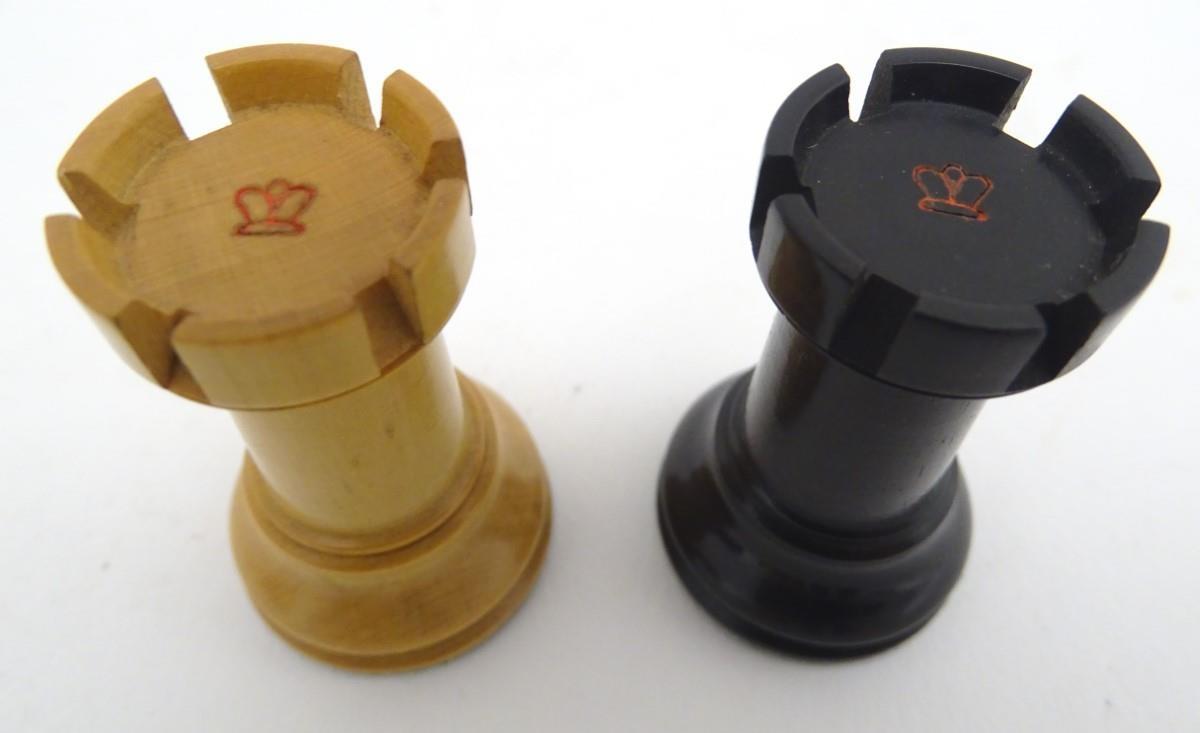 Toy: A set of Staunton chess pieces with weighted bases, two of the rooks and two of the knights - Image 2 of 8