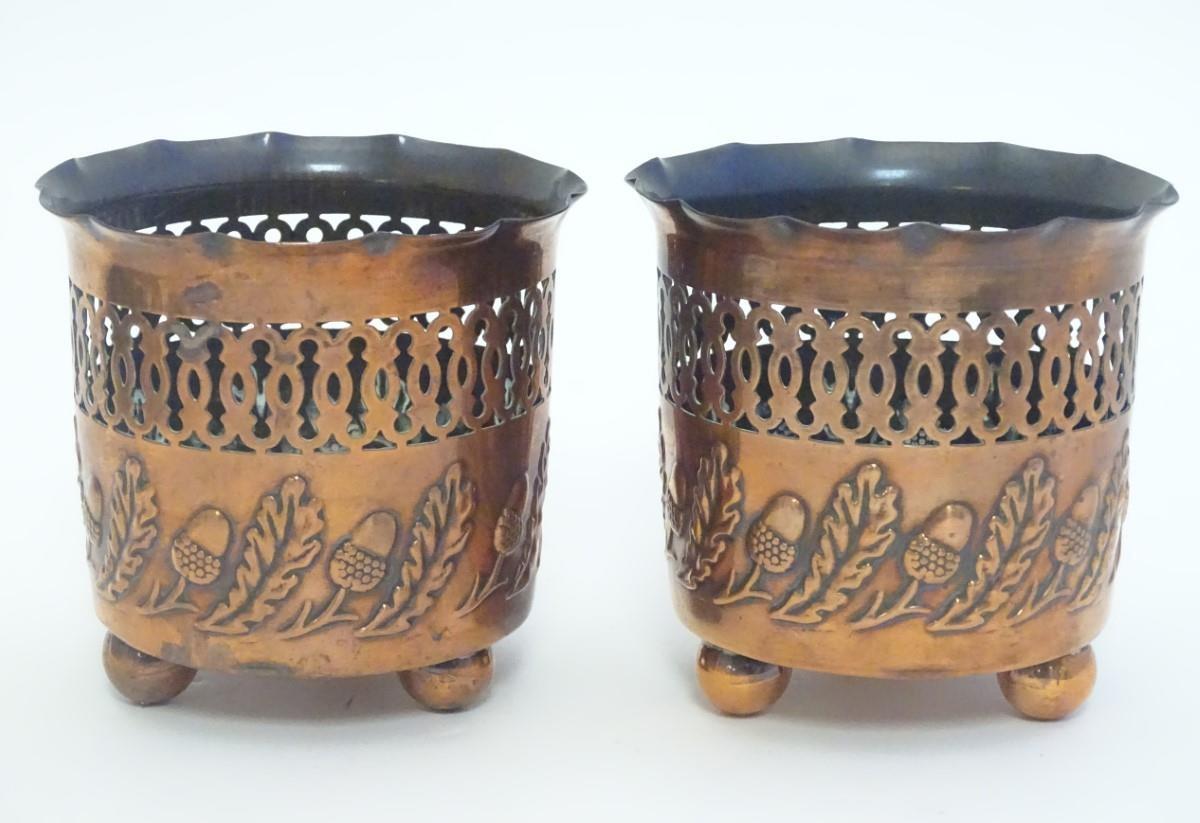 A pair of small copper planters with lobed rims, decorative reticulated banding and embossed acorn - Bild 4 aus 17