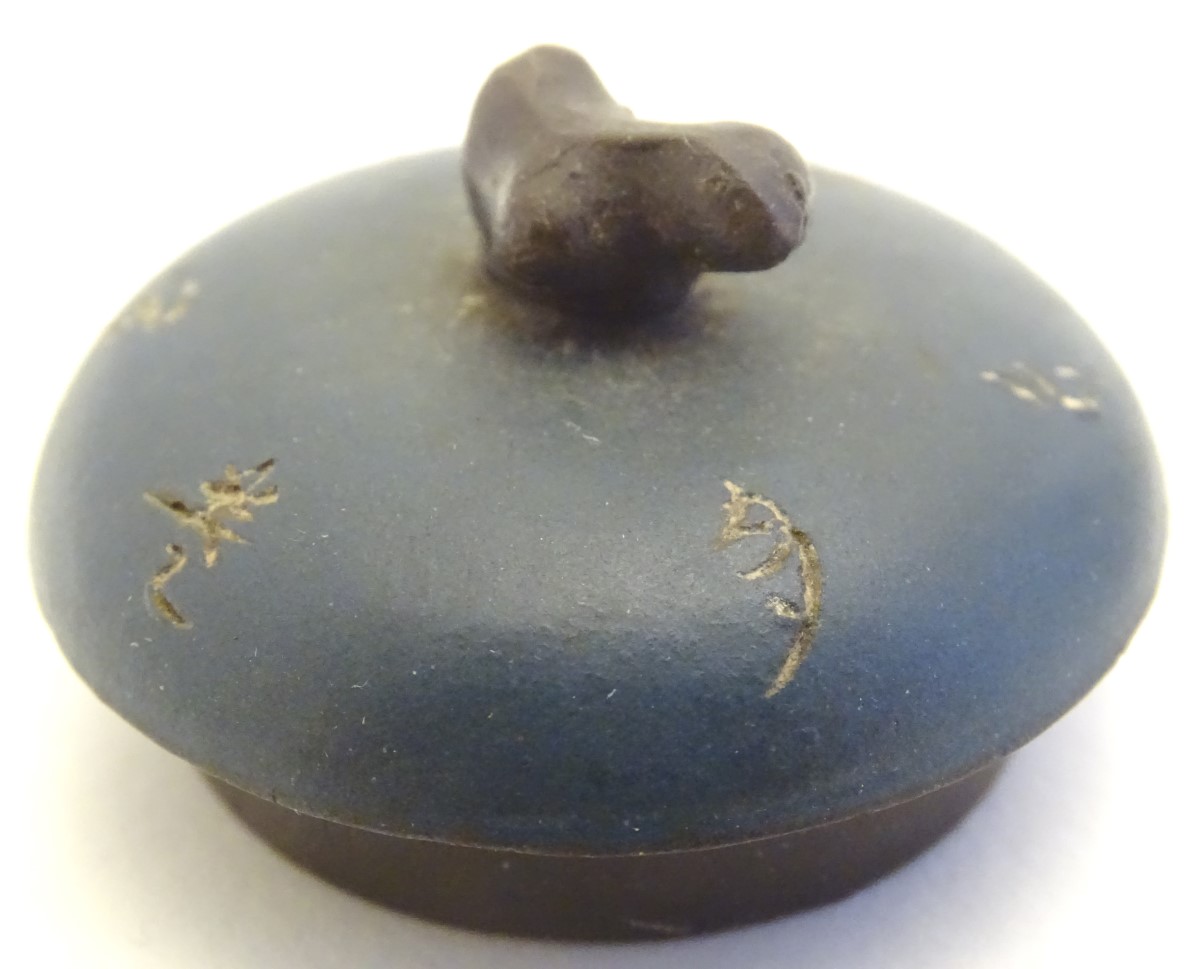 A small Chinese Yixing earthenware / clay teapot and cover with a blue ground, the handle modelled - Image 11 of 13