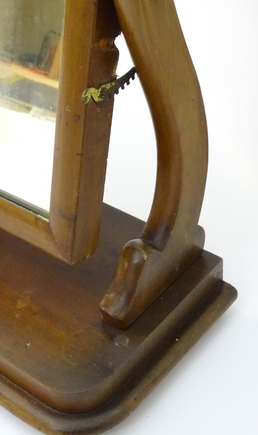 An early / mid 19thC mahogany toilet / dressing mirror with scrolled supports and a rectangular - Bild 5 aus 6