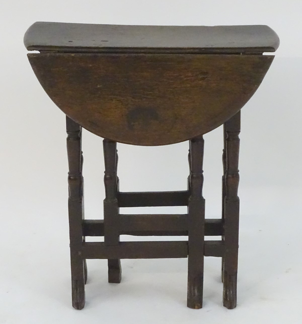 A small 18thC oak gate leg table of peg jointed construction with drop flaps opening to form an oval - Bild 3 aus 9