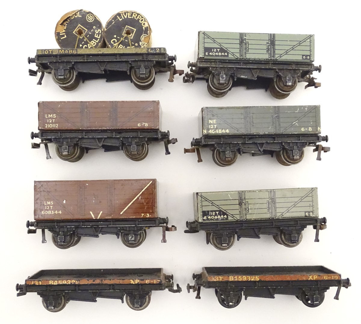 Toys: A quantity of Meccano Ltd. Hornby Dublo train carriages, coaches and accessories, to include - Image 7 of 17