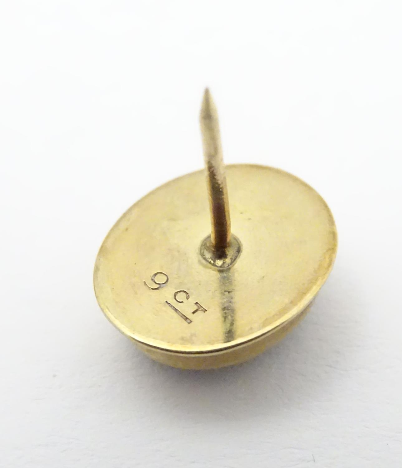 A 9 ct gold tie pin with central opalesque stone and yellow metal securer. Please Note - we do not - Image 4 of 14