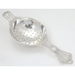 An Art Deco silver tea strainer, hallmarked Birmingham 1931, maker HS. Approx. 5" long Please Note -