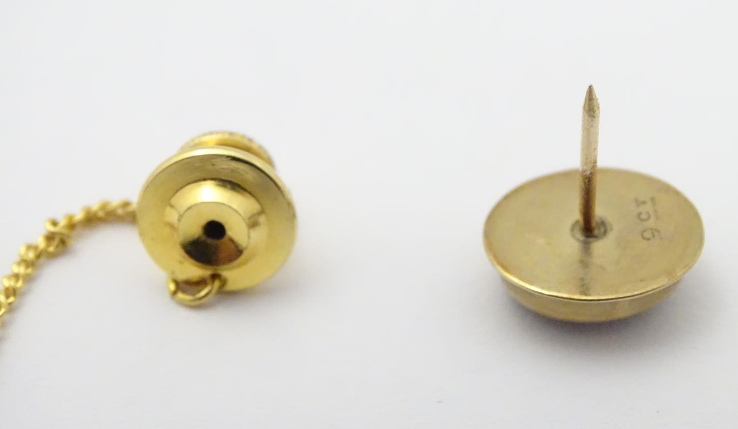 A 9 ct gold tie pin with central opalesque stone and yellow metal securer. Please Note - we do not - Image 14 of 14