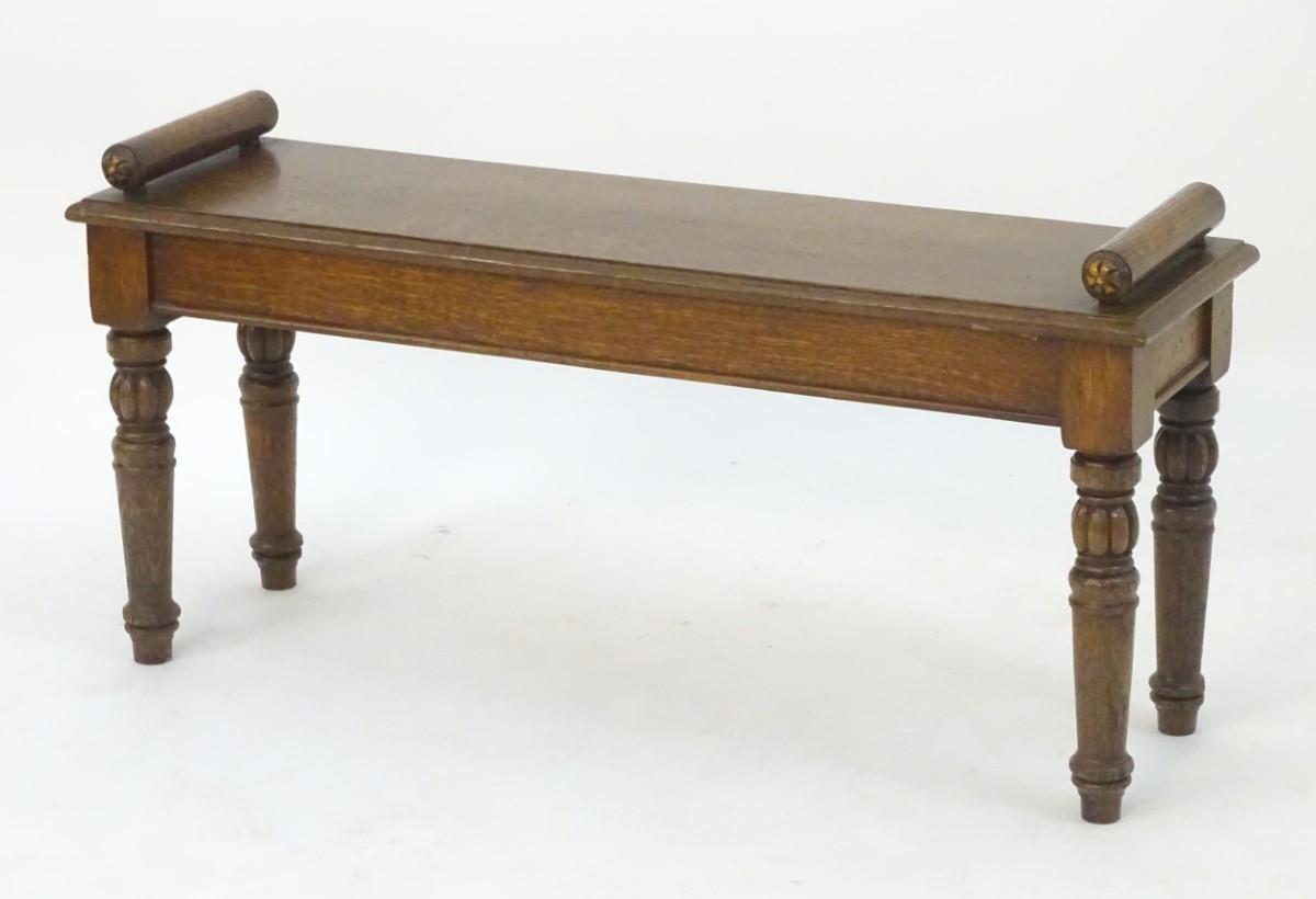 A late 19thC / early 20thC oak hall bench raised on turned tapering legs with gadrooned sections. - Image 4 of 7