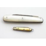 A folding silver fruit knife with mother of pearl handle, hallmarked Sheffield, 1906, maker Thomas