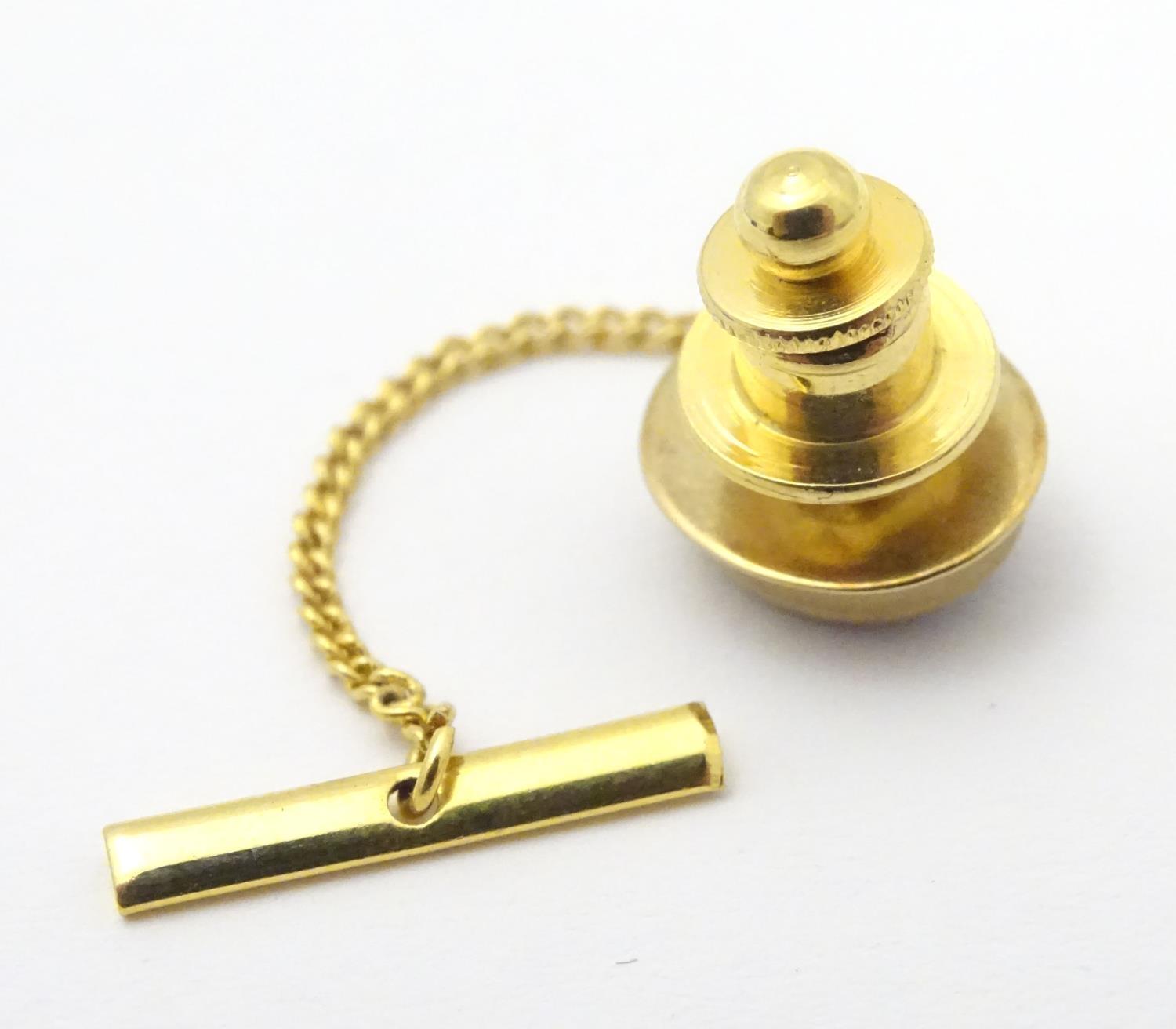 A 9 ct gold tie pin with central opalesque stone and yellow metal securer. Please Note - we do not - Image 10 of 14