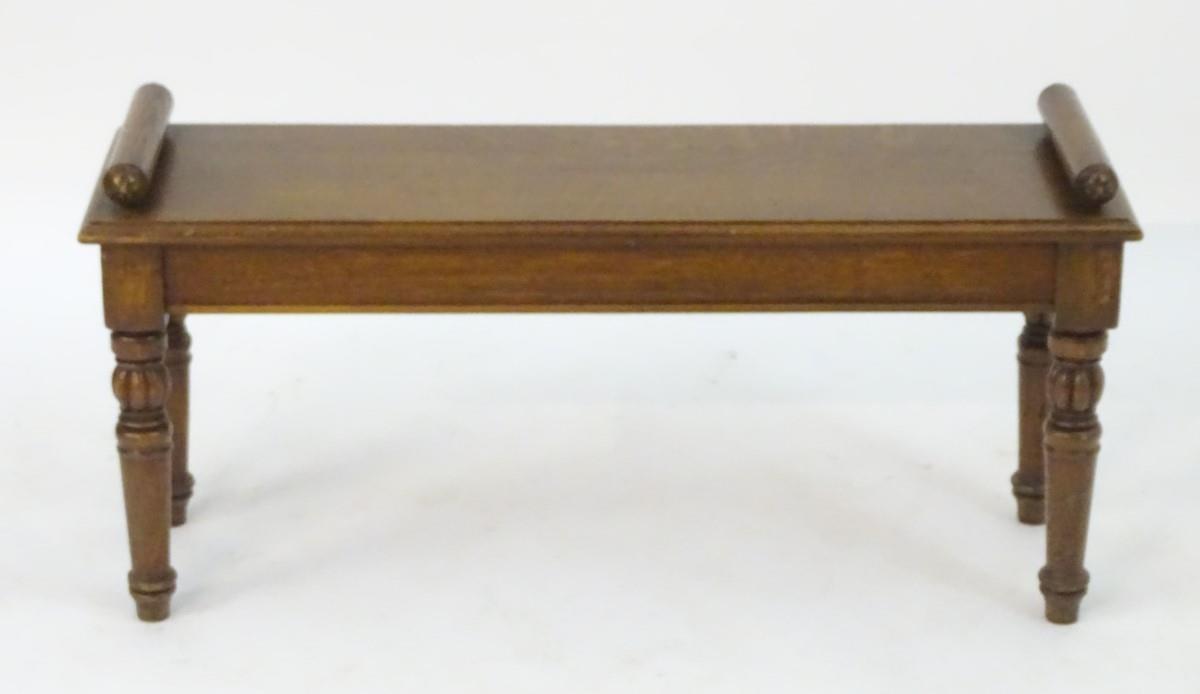 A late 19thC / early 20thC oak hall bench raised on turned tapering legs with gadrooned sections. - Image 6 of 7