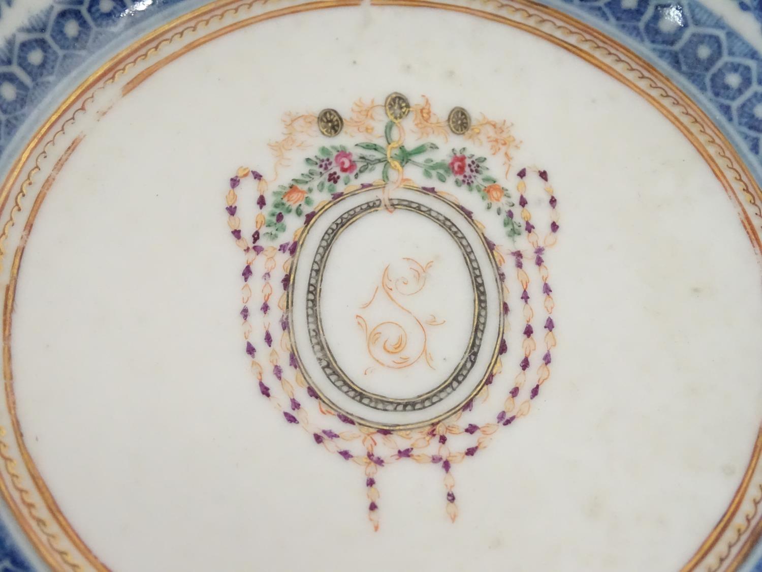 An 18th / 19thC Chinese export blue and white porcelain saucer with blue Fitzhugh borders with - Image 4 of 5