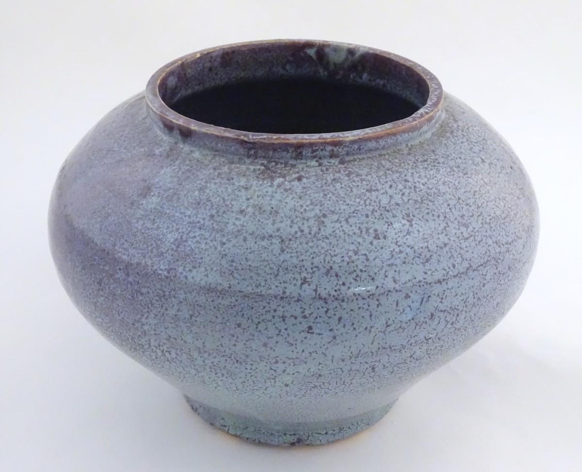 An American two tone studio pottery vase with a bulbous body. Bears paper label Potters Wheel Unaka. - Image 3 of 6