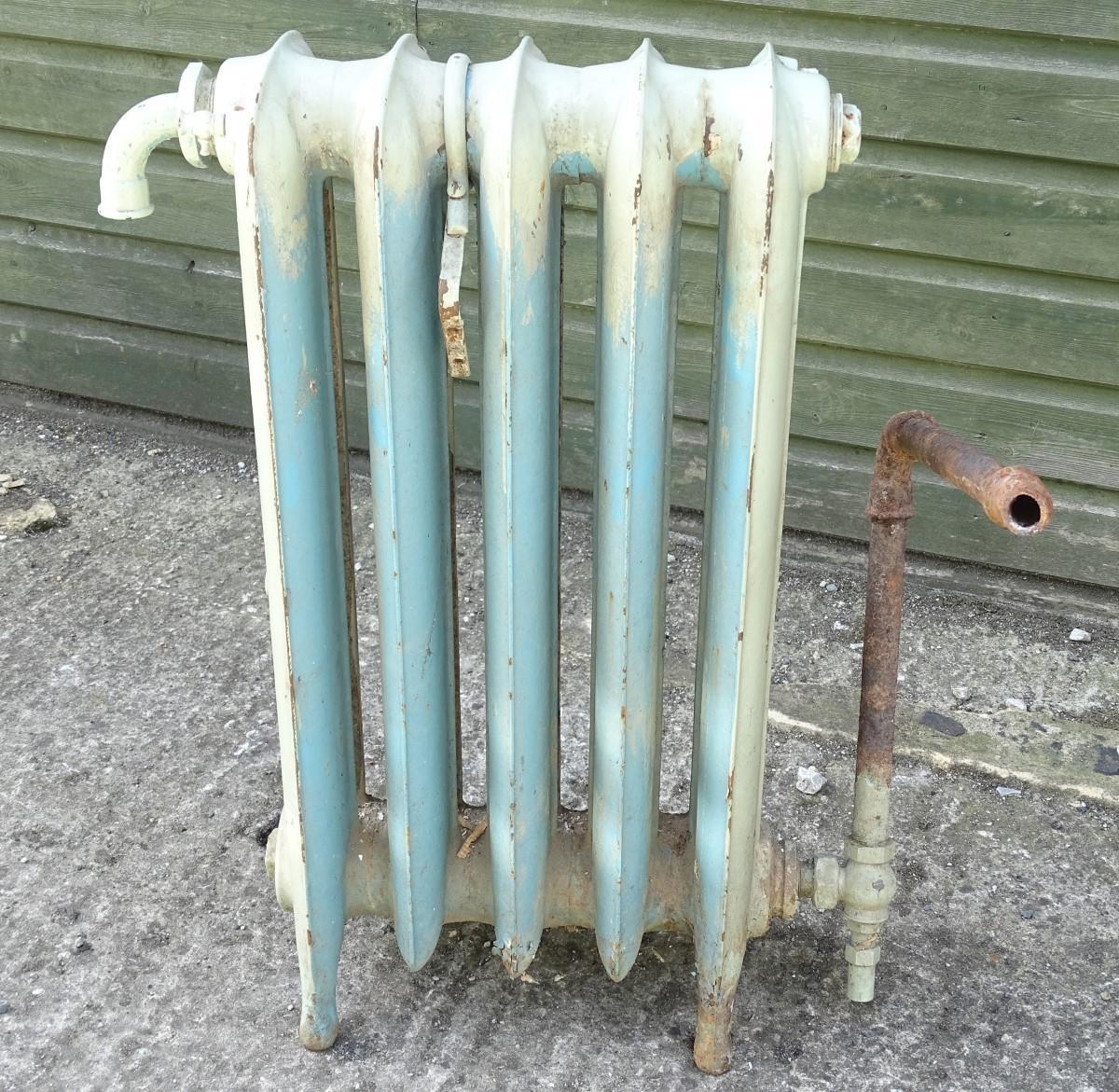 Garden and Architectural Salvage : an old painted cast iron radiator with 5 ribs, measuring 30 x - Image 3 of 4