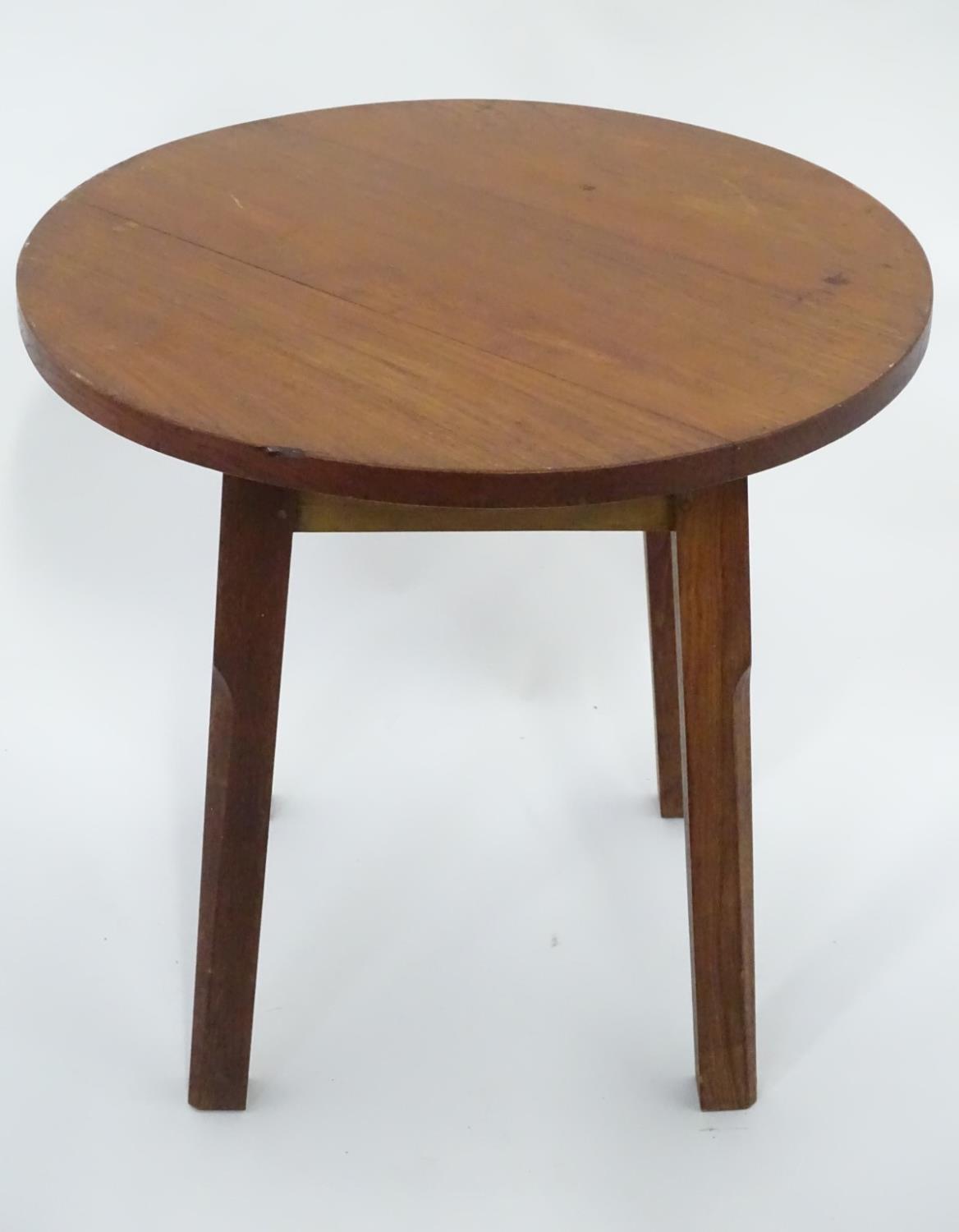 A small circular oak side table Please Note - we do not make reference to the condition of lots - Image 3 of 4